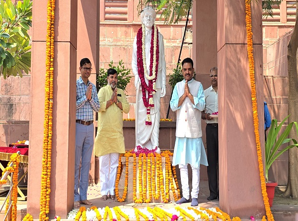 महात्मा ज्योतिबा फुले के चित्र पर माल्यापर्ण के बाद समाज कल्याण विभाग के राज्यमंत्री (स्वतंत्र प्रभार) असीम अरुण व अन्य लोग महात्मा ज्योतिबा फुले के चित्र पर माल्यापर्ण के बाद समाज कल्याण विभाग के राज्यमंत्री (स्वतंत्र प्रभार) असीम अरुण व अन्य लोग