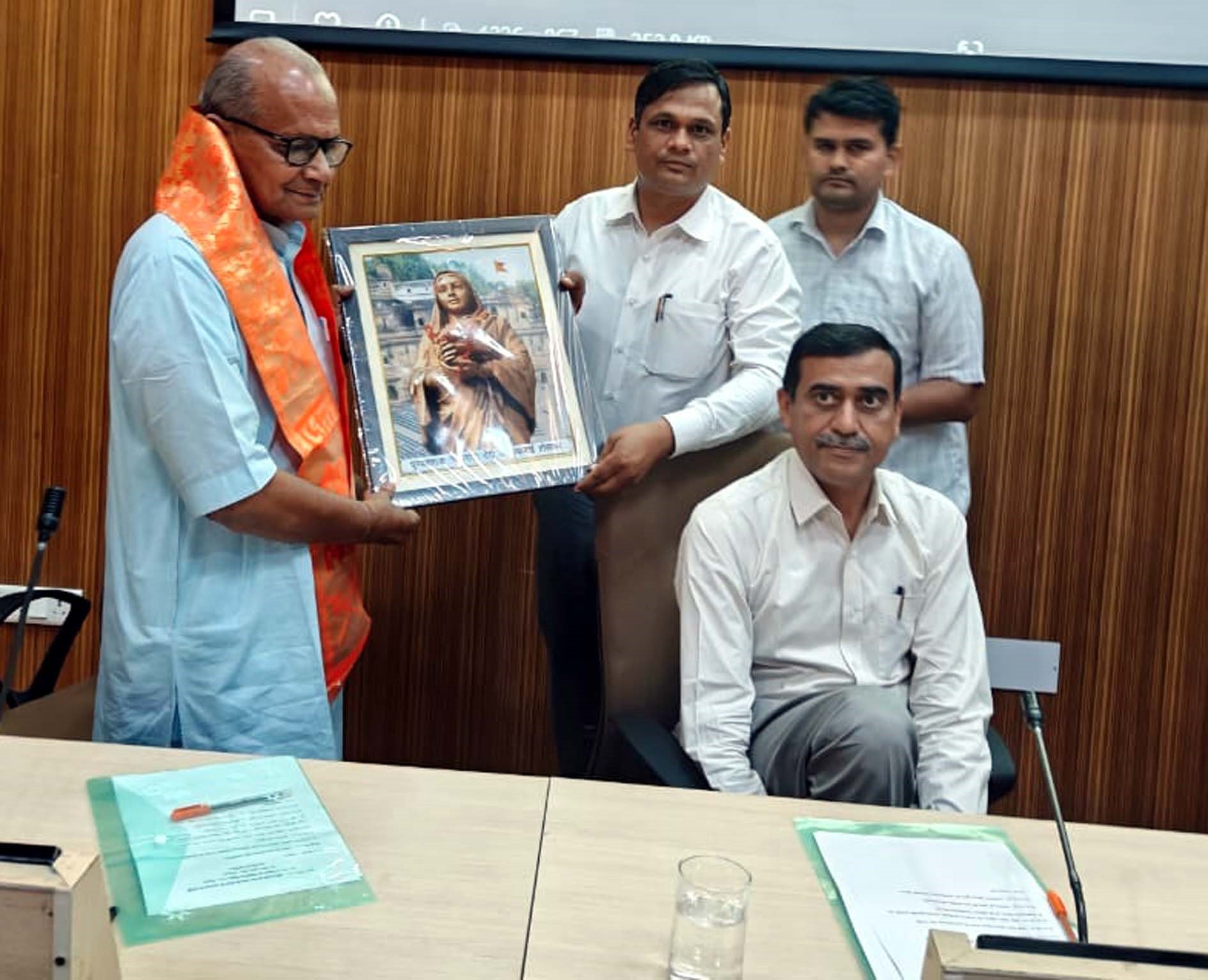मुख्य वक्ता को स्मृति चिन्ह प्रदान करते हुए देवी अहिल्याबाई होलकर त्रिशती समारोह आयोजन समिति के सह संयोजक एडवोकेट सुनील तिवारी। मुख्य वक्ता को स्मृति चिन्ह प्रदान करते हुए देवी अहिल्याबाई होलकर त्रिशती समारोह आयोजन समिति के सह संयोजक एडवोकेट सुनील तिवारी।