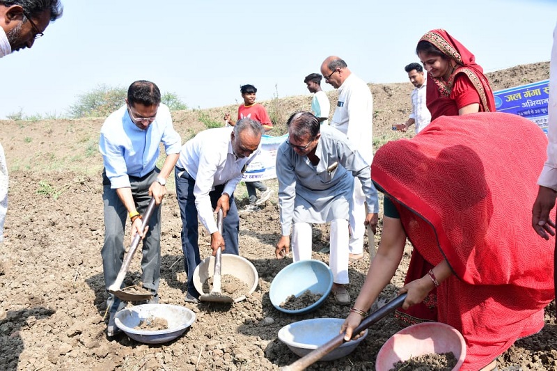 हरदा जिले के ग्राम खामापड़वा में तालाब गहरीकरण का कार्य प्रारम्भ हुआ हरदा जिले के ग्राम खामापड़वा में तालाब गहरीकरण का कार्य प्रारम्भ हुआ