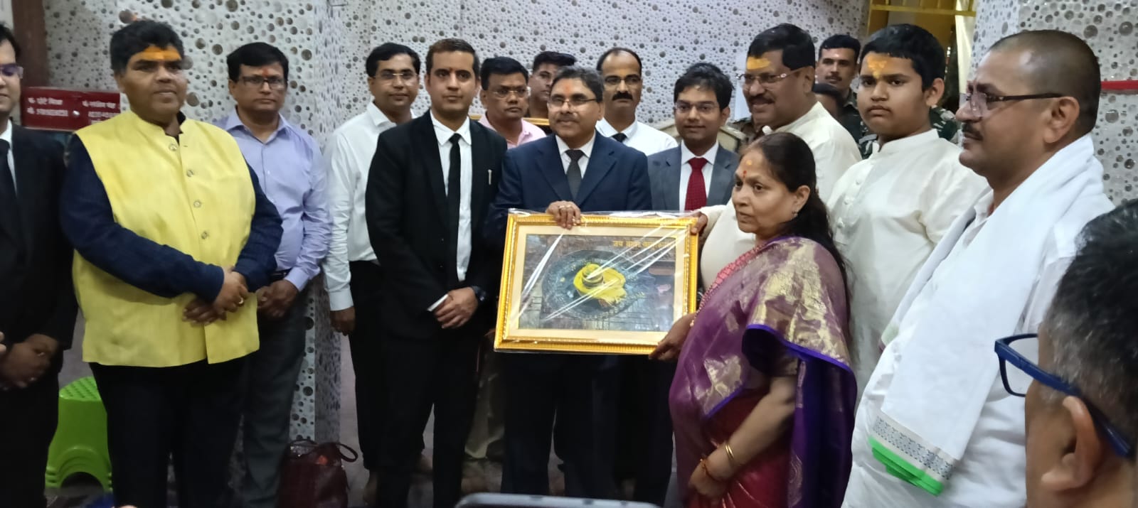स्मृति चिन्ह भेंट करते न्यायाधीश स्मृति चिन्ह भेंट करते न्यायाधीश