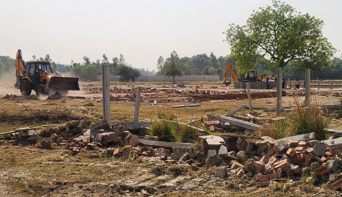 मोहनलालगंज में अवैध प्लाटिंग पर बुलडोजर चला मोहनलालगंज में अवैध प्लाटिंग पर बुलडोजर चला