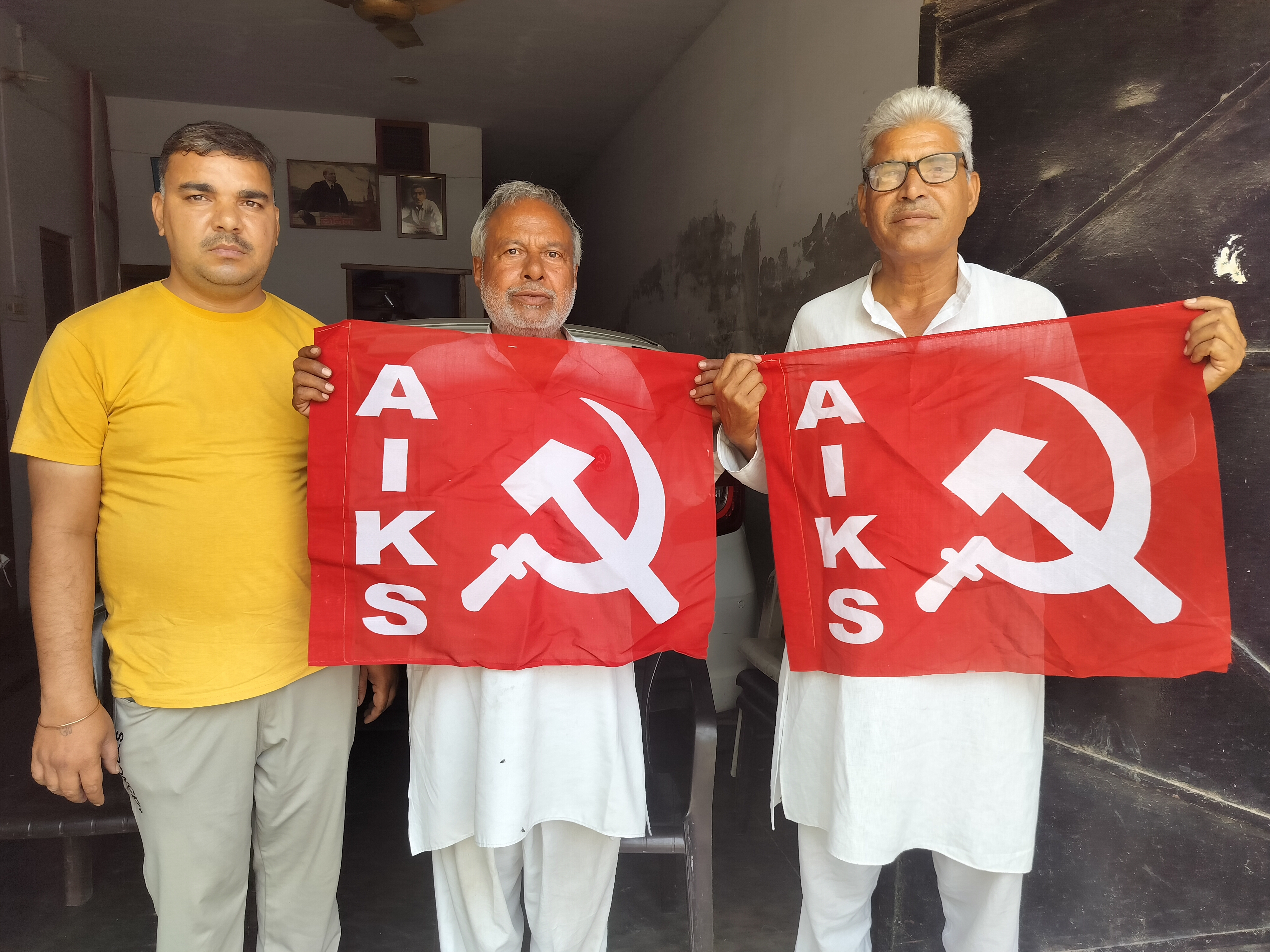 ध्वज को ले जाते हुए किसान सभा सदस्य। ध्वज को ले जाते हुए किसान सभा सदस्य।
