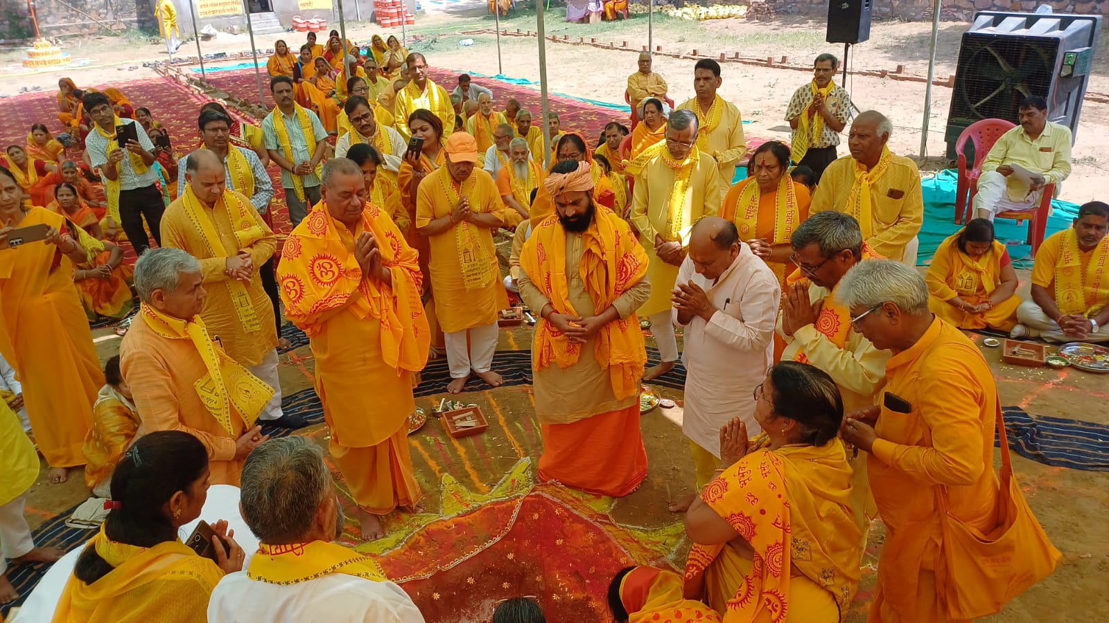 24 कुंडीय गायत्री महायज्ञ 15 से: भूमि पूजन, दही-चावल का भोग लगाकर ओढ़ाई चूनरी, खुदाई से पूर्व धरती माता से मांगी स्वीकृति 24 कुंडीय गायत्री महायज्ञ 15 से: भूमि पूजन, दही-चावल का भोग लगाकर ओढ़ाई चूनरी, खुदाई से पूर्व धरती माता से मांगी स्वीकृति