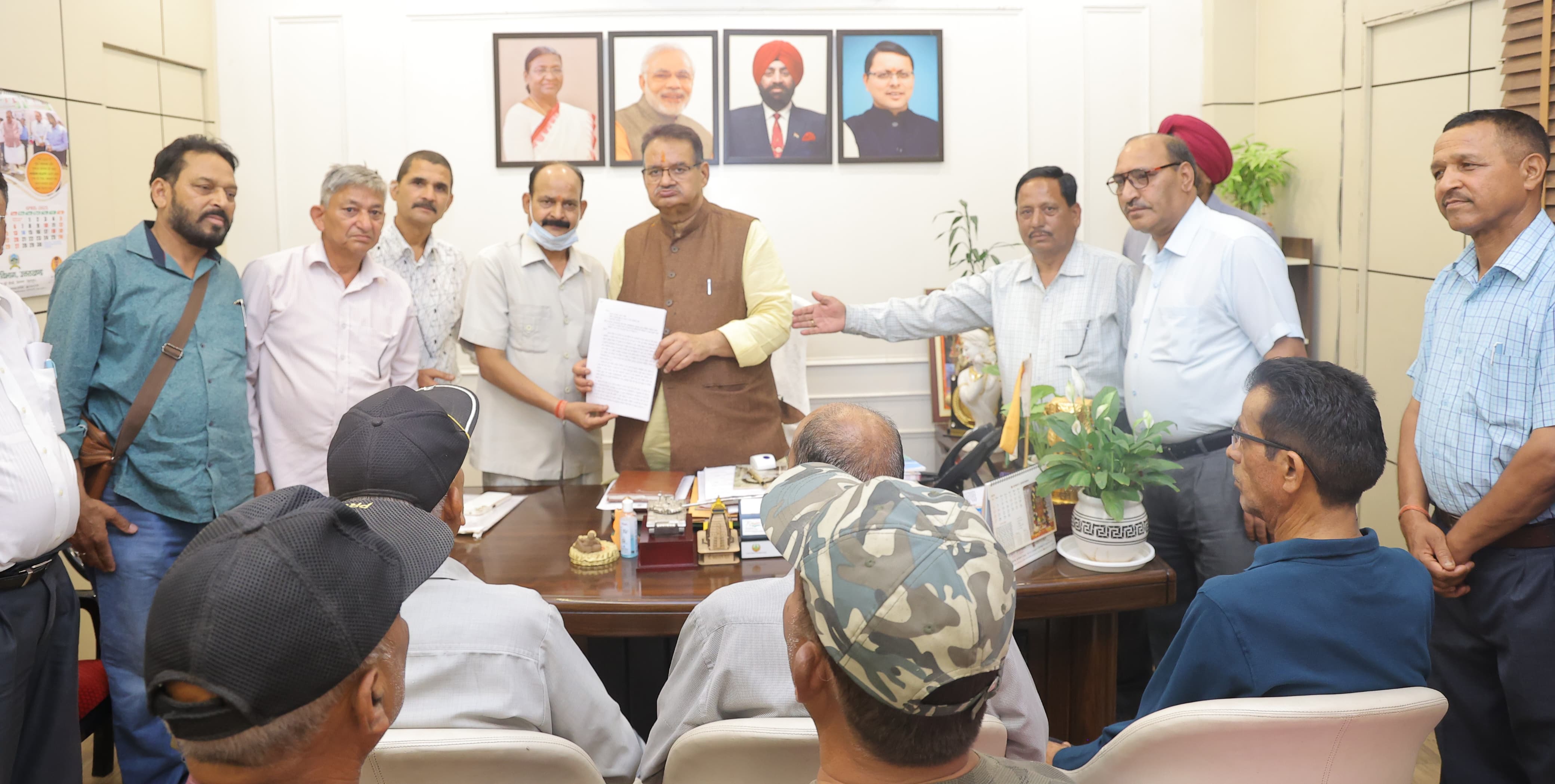 सैनिक कल्याण मंत्री गणेश जोशी से पूर्व सैनिक पुलिसकर्मियों के प्रतिनिधि मंडल विभिन्न समस्याओं के सम्बन्ध में ज्ञापन सौंपते। सैनिक कल्याण मंत्री गणेश जोशी से पूर्व सैनिक पुलिसकर्मियों के प्रतिनिधि मंडल विभिन्न समस्याओं के सम्बन्ध में ज्ञापन सौंपते।