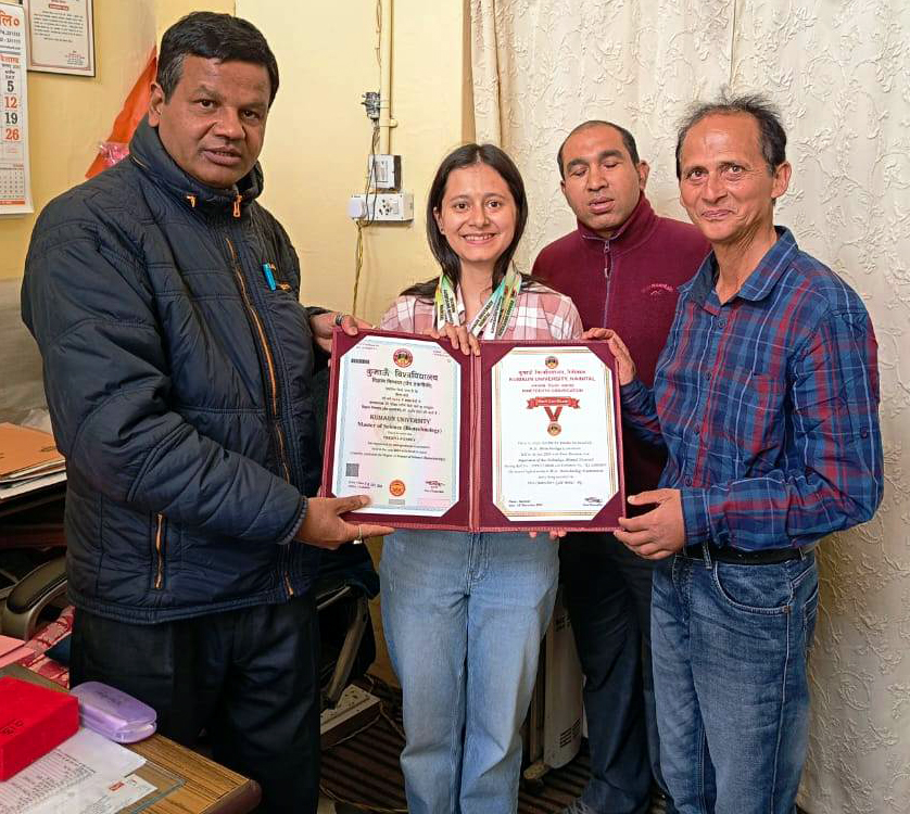 प्रेरणा पांडे को चार स्वर्ण पदक और प्रमाण पत्र भेंट करते डॉ. तिवारी।