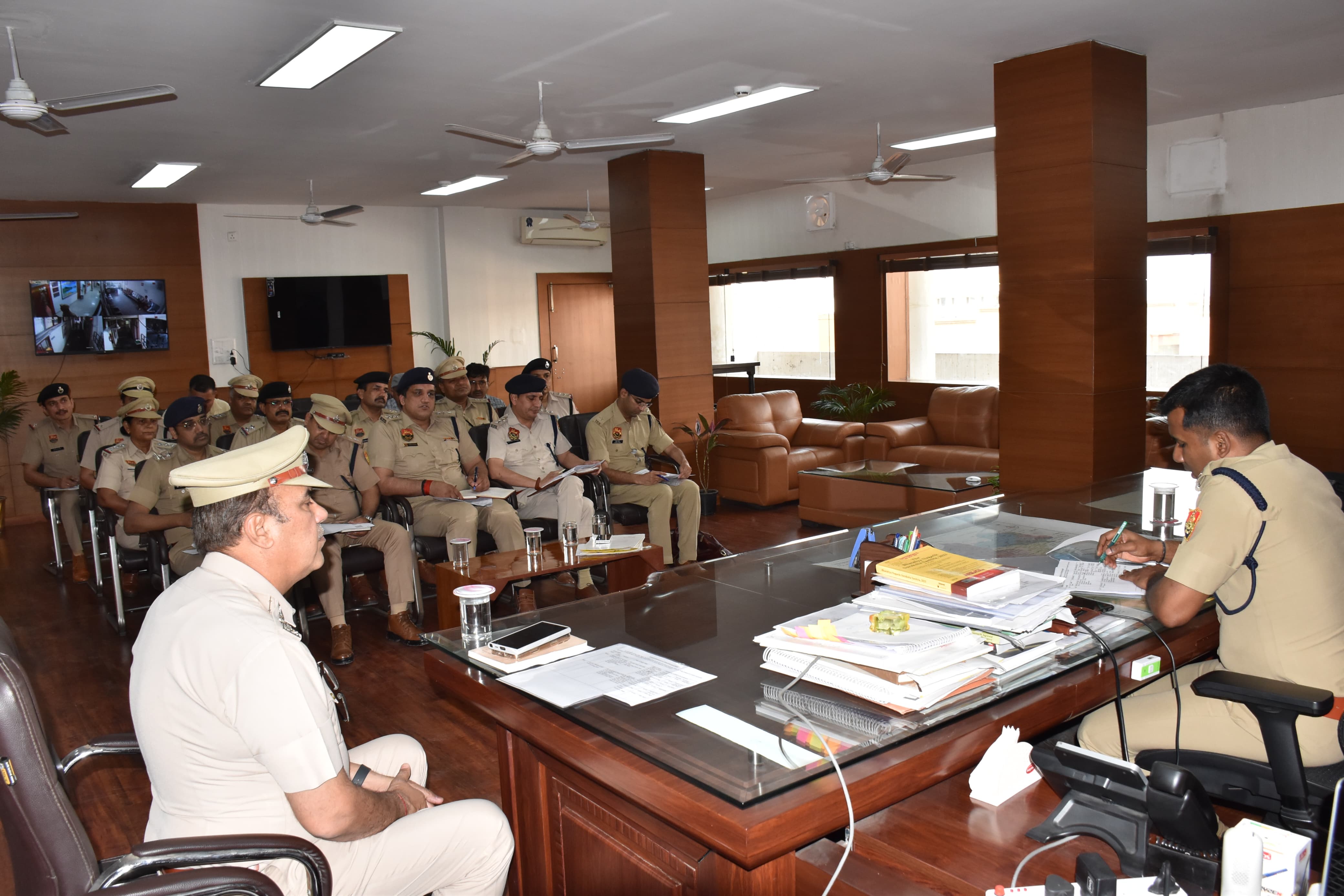 साइक्लोथान के सुचारू आयोजन के लिए झज्जर जिला के पुलिस अधिकारियों की बैठक लेते हुए पुलिस उपायुक्त लोगेश कुमार साइक्लोथान के सुचारू आयोजन के लिए झज्जर जिला के पुलिस अधिकारियों की बैठक लेते हुए पुलिस उपायुक्त लोगेश कुमार