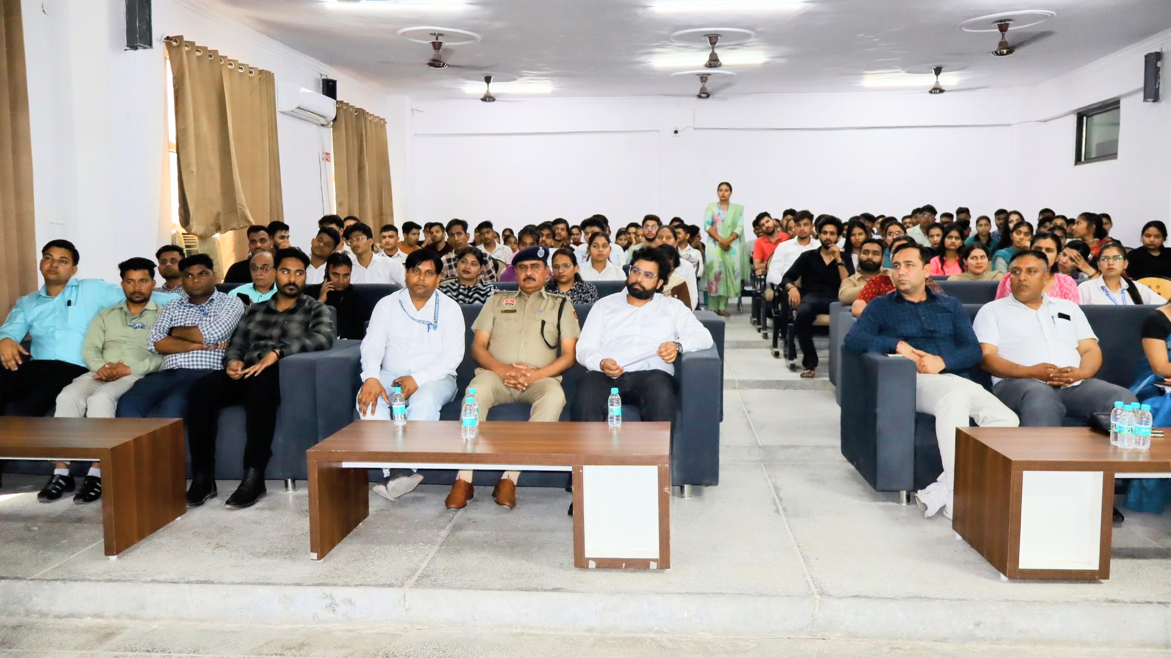 व मौके पर उपस्थित स्टॉफ सदस्य। व मौके पर उपस्थित स्टॉफ सदस्य।