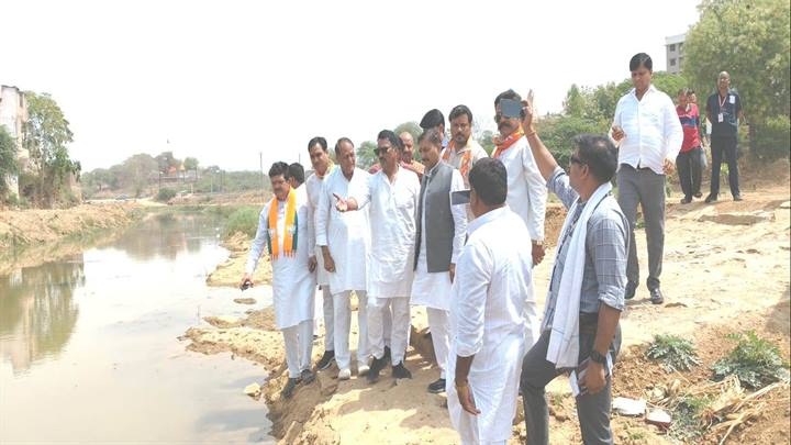 ग्वालियरः जल गंगा संवर्धन अभियान को गति देने के लिए प्रभारी मंत्री सिलावट पहुंचे वैशली नदी ग्वालियरः जल गंगा संवर्धन अभियान को गति देने के लिए प्रभारी मंत्री सिलावट पहुंचे वैशली नदी