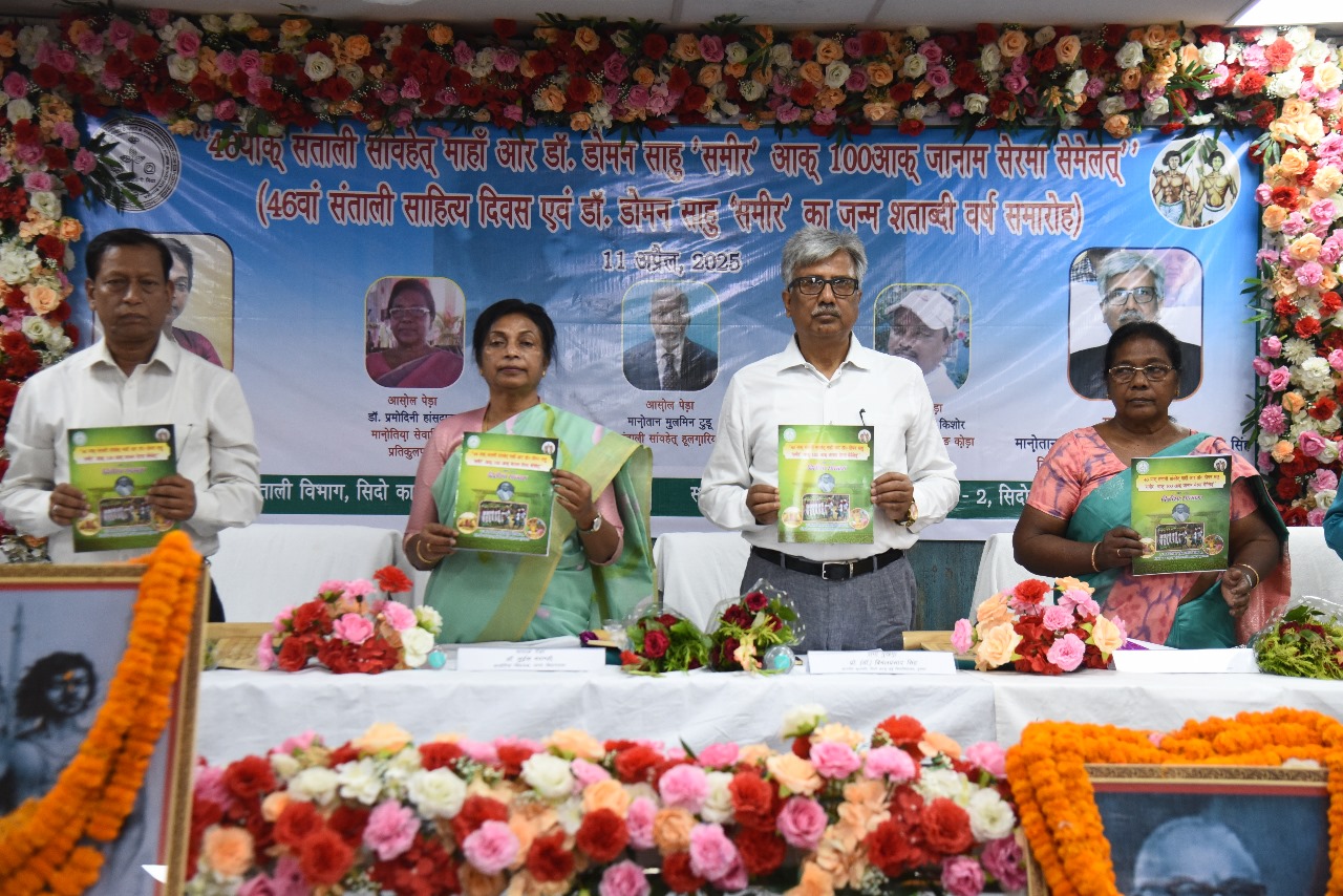 स्मारिका का विमोचन करते अतिथि व कुलपति स्मारिका का विमोचन करते अतिथि व कुलपति