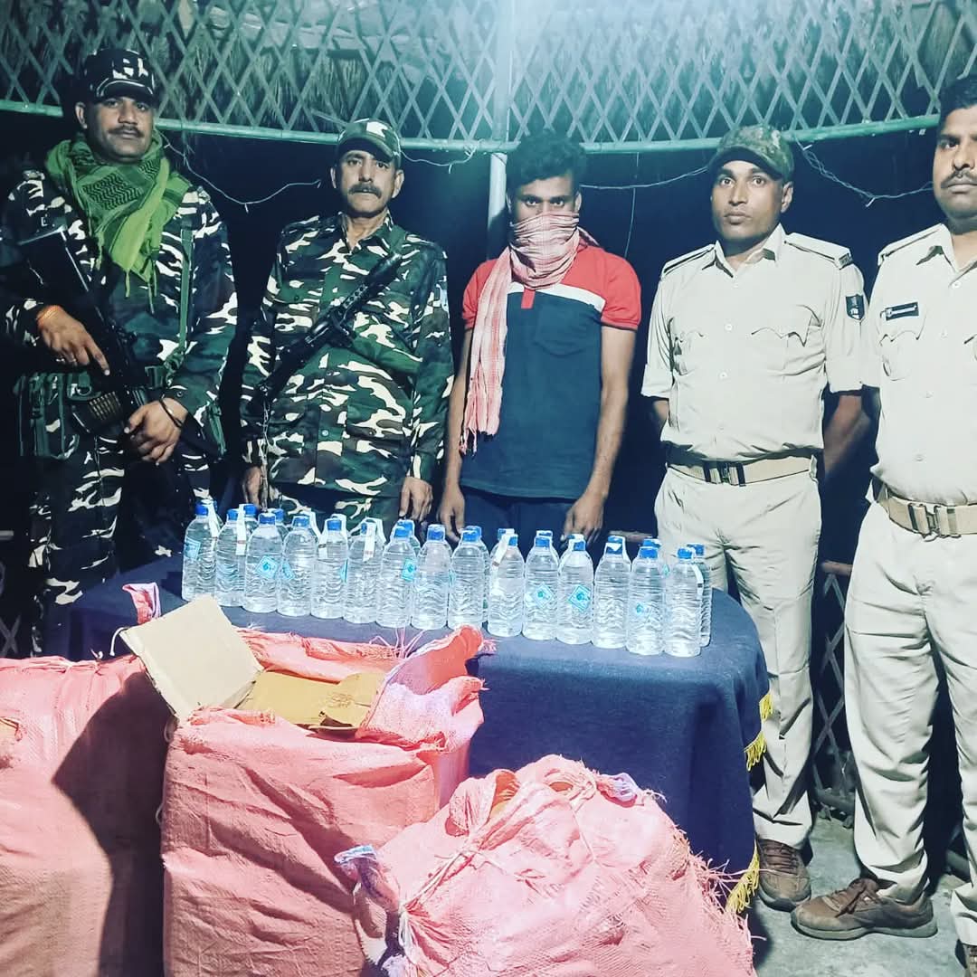 अररिया फोटो:शराब और तस्कर के साथ एसएसबी जवान अररिया फोटो:शराब और तस्कर के साथ एसएसबी जवान