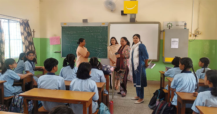 सोनीपत: हरियाणा राज्य बाल अधिकार संरक्षण आयोग की टीम के सदस्य डॉ. मांगे राम और मीना कुमारी निरीक्षण करते हुए सोनीपत: हरियाणा राज्य बाल अधिकार संरक्षण आयोग की टीम के सदस्य डॉ. मांगे राम और मीना कुमारी निरीक्षण करते हुए