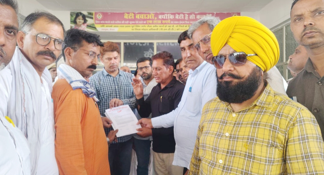 व तहसीलदार को मुख्यमंत्री के नाम ज्ञापन सौंपते हुए पदाधिकारी।