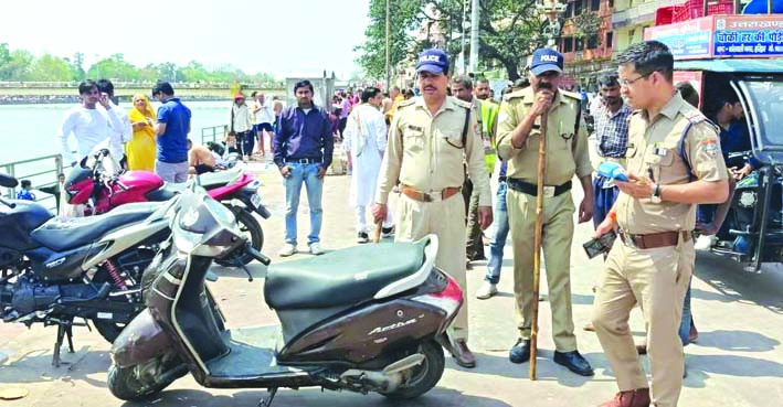 अभियान चलाते पुलिसकर्मी अभियान चलाते पुलिसकर्मी