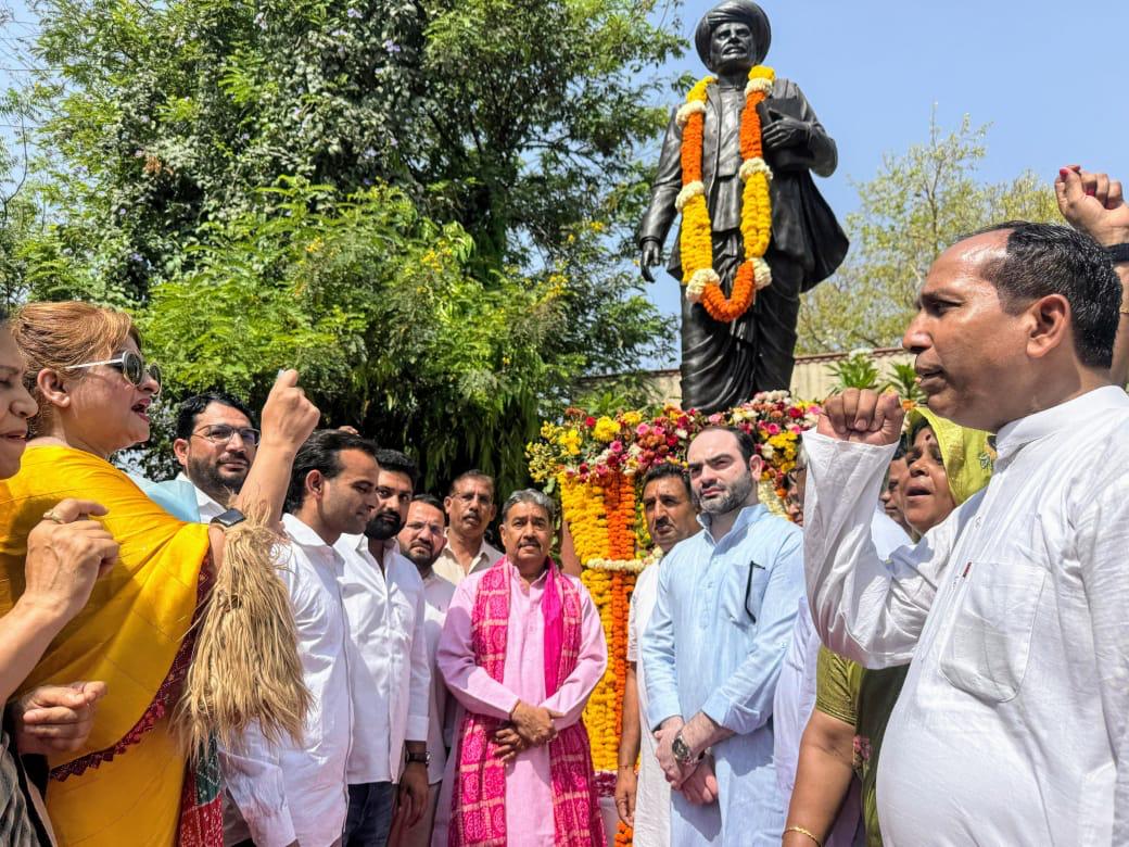 महात्मा ज्योतिबा फुले की जयंती पर पुष्पांजलि कर श्रद्धांजलि अर्पित की