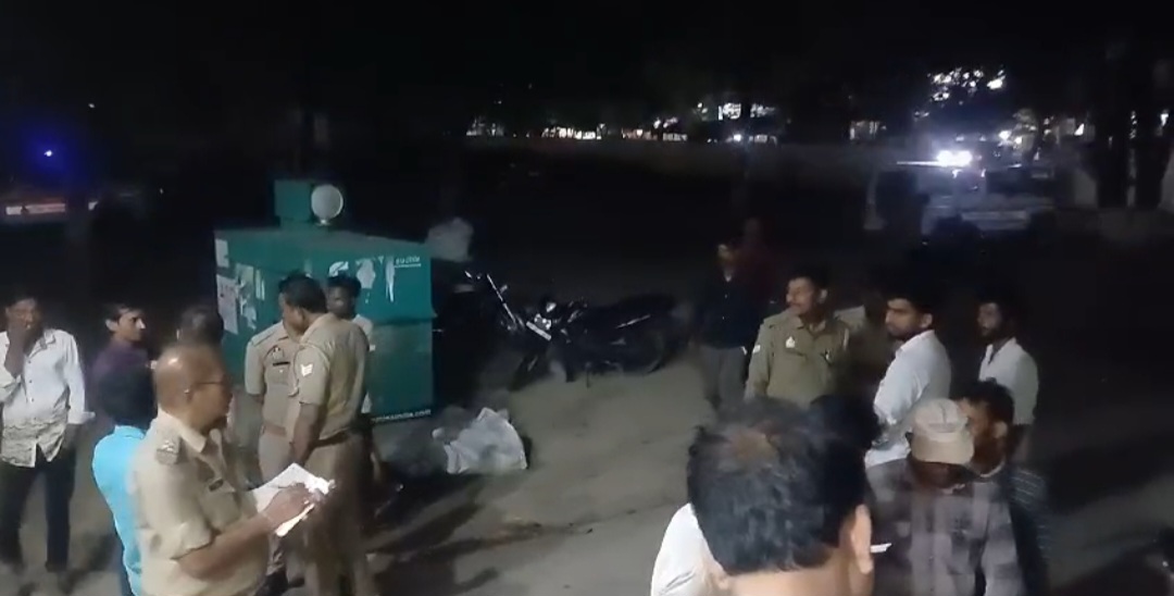 घटनास्थल पर पहुंची पुलिस की फोटो घटनास्थल पर पहुंची पुलिस की फोटो