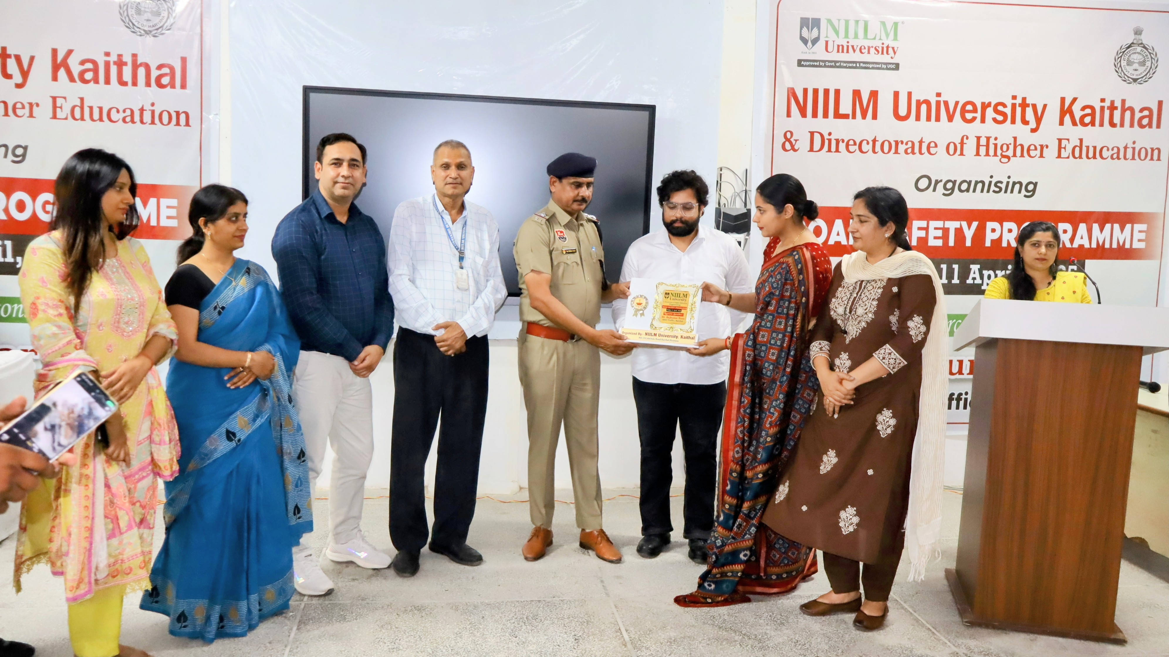 मुख्यातिथि को सम्मानित करते हुए आयोजक मुख्यातिथि को सम्मानित करते हुए आयोजक