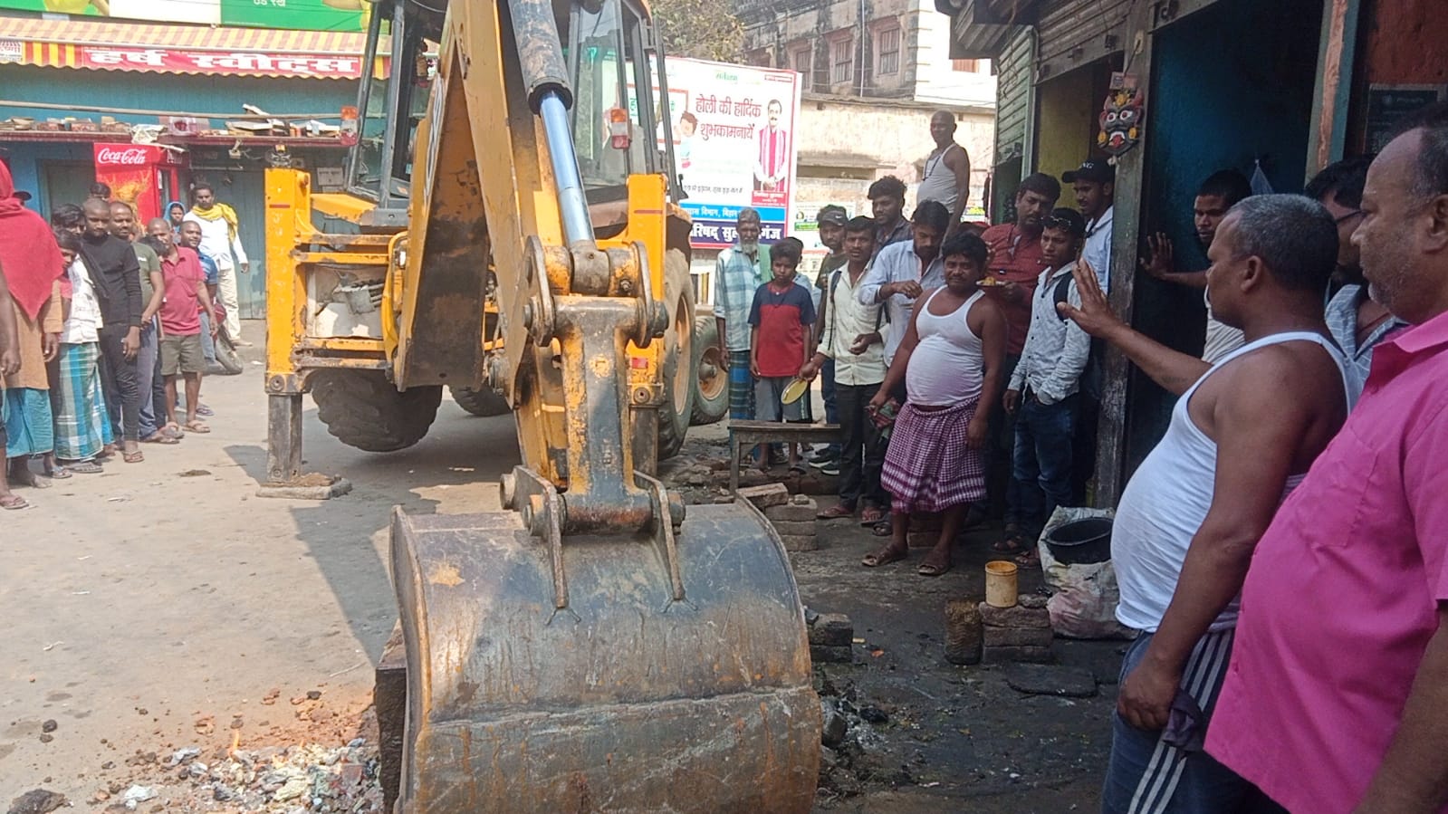 अतिक्रमण हटाती पुलिस अतिक्रमण हटाती पुलिस