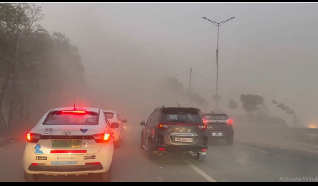 दिल्ली में चली धूल भरी आंधी दिल्ली में चली धूल भरी आंधी