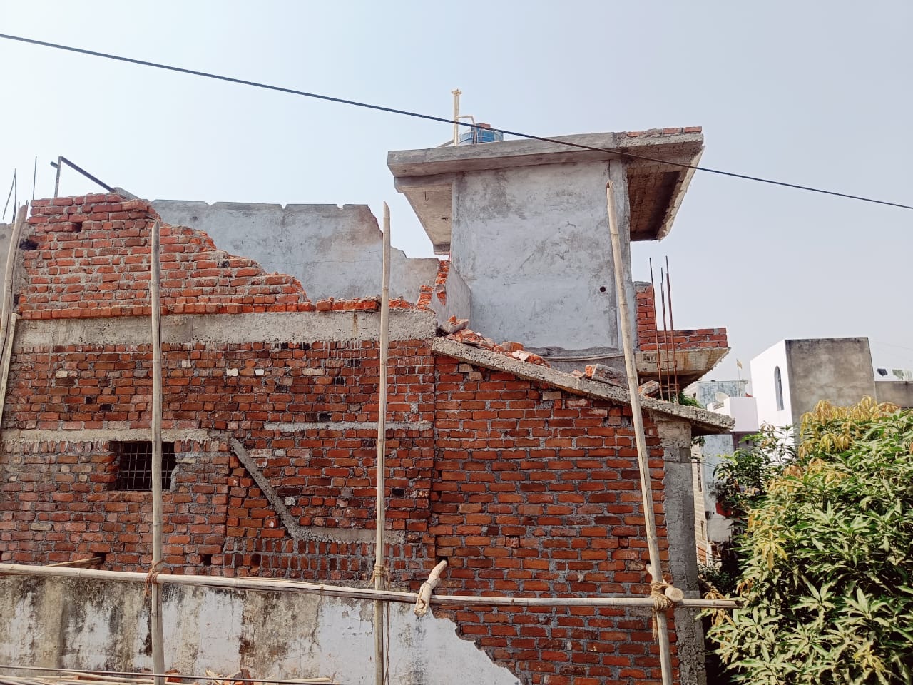एमपी ट्रांसको ने हादसे का कारण बने भवन का अनाधिकृत निर्माण तोड़ा एमपी ट्रांसको ने हादसे का कारण बने भवन का अनाधिकृत निर्माण तोड़ा