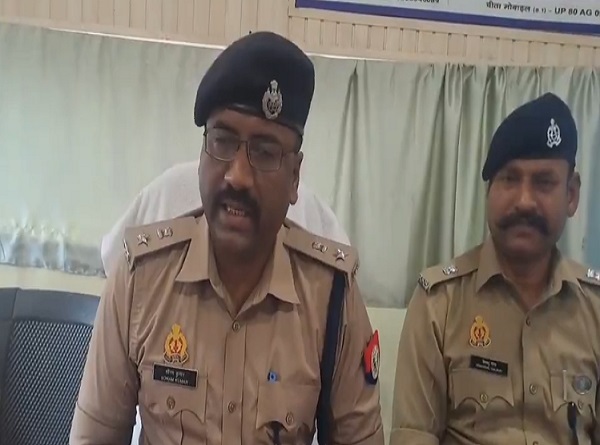 घटना की जानकारी देते पुलिस अधिकारी घटना की जानकारी देते पुलिस अधिकारी