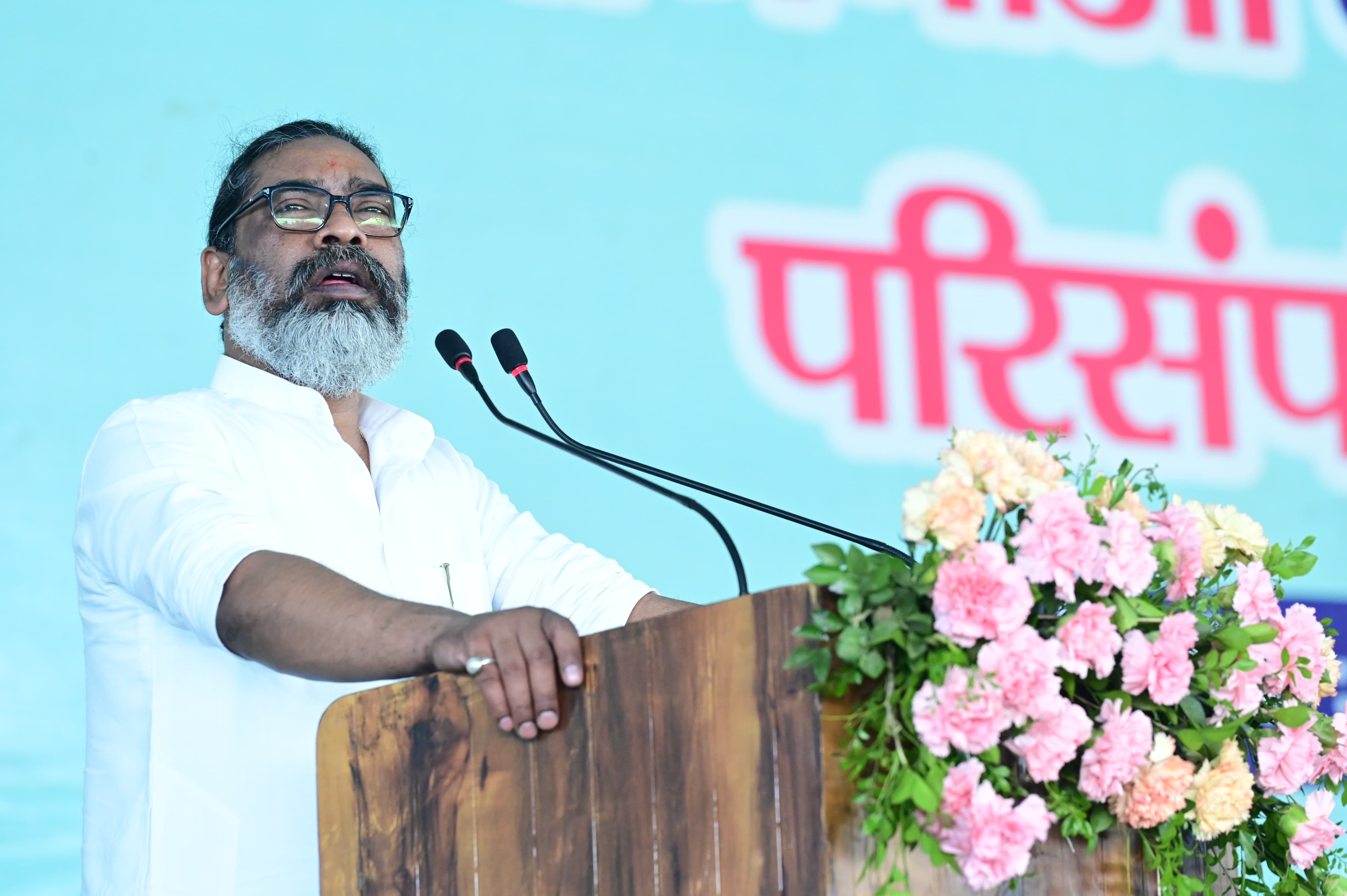 मुख्यमंत्री कार्यक्रम को संबोधित करते हुए मुख्यमंत्री कार्यक्रम को संबोधित करते हुए