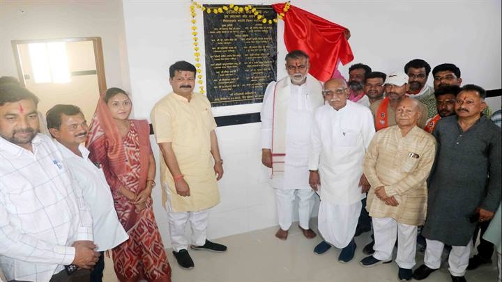 नरसिंहपुरः मंत्री प्रहलाद सिंह पटेल ने ग्राम रीछई में किया विभिन्न कार्यों का लोकार्पण और भूमिपूजन नरसिंहपुरः मंत्री प्रहलाद सिंह पटेल ने ग्राम रीछई में किया विभिन्न कार्यों का लोकार्पण और भूमिपूजन