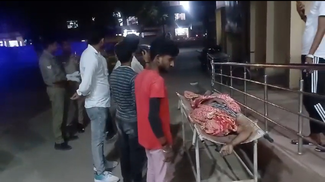 अस्पताल में पहुंचे परिजन की फोटो अस्पताल में पहुंचे परिजन की फोटो