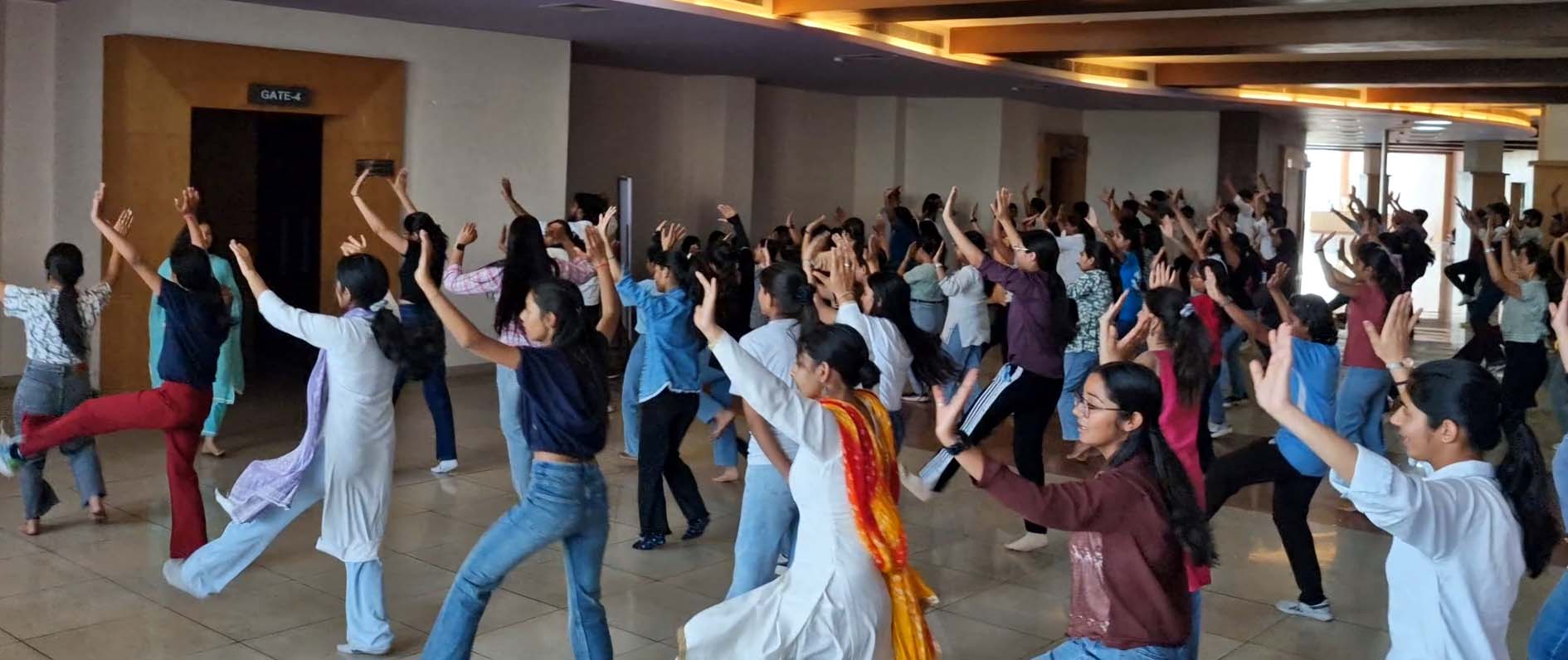 नृत्य कार्यशाला में भाग लेते प्रतिभागी छात्राएं। नृत्य कार्यशाला में भाग लेते प्रतिभागी छात्राएं।