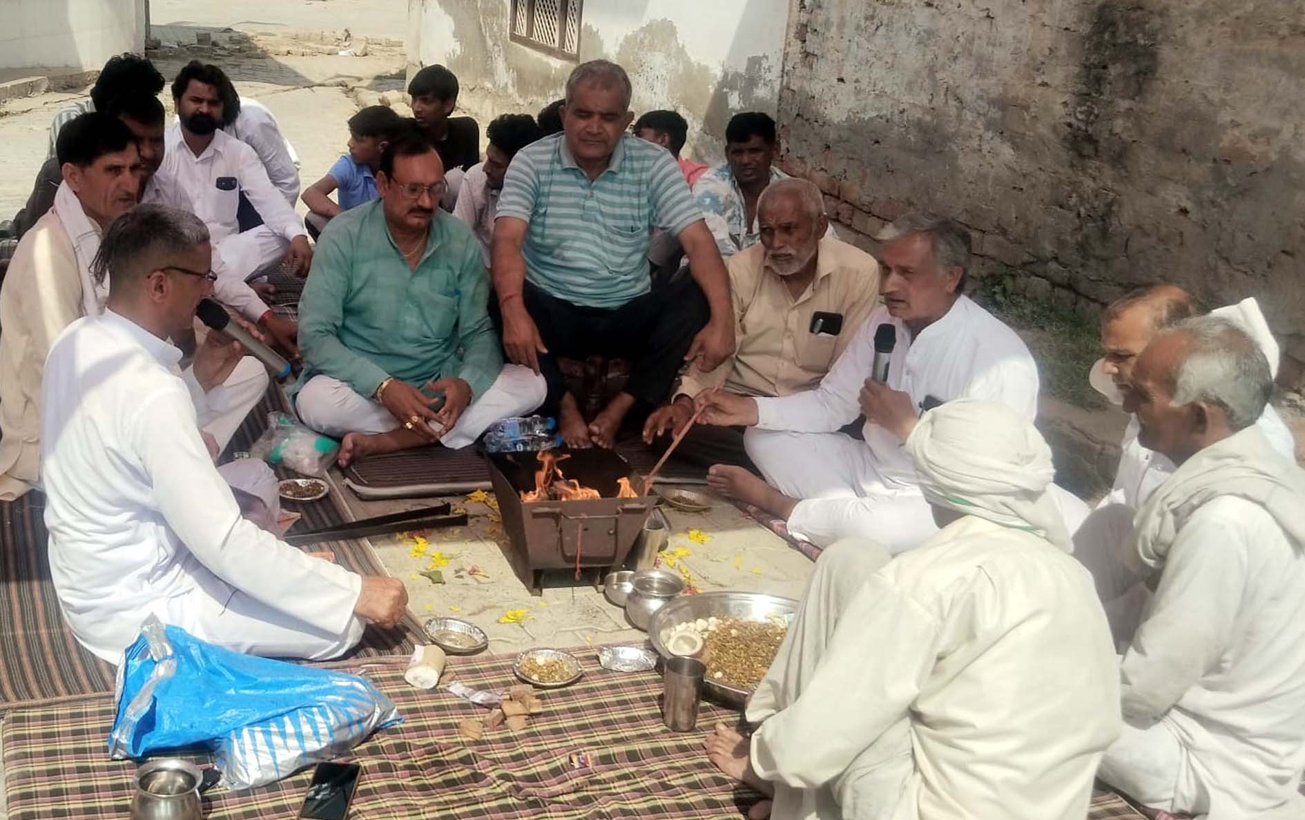 उस्ताद मामन खां की पहली पुण्यतिथि पर गांव खरक पूनिया में हवन करके श्रद्धासुमन अर्पित करते गणमान्य लोग। उस्ताद मामन खां की पहली पुण्यतिथि पर गांव खरक पूनिया में हवन करके श्रद्धासुमन अर्पित करते गणमान्य लोग।