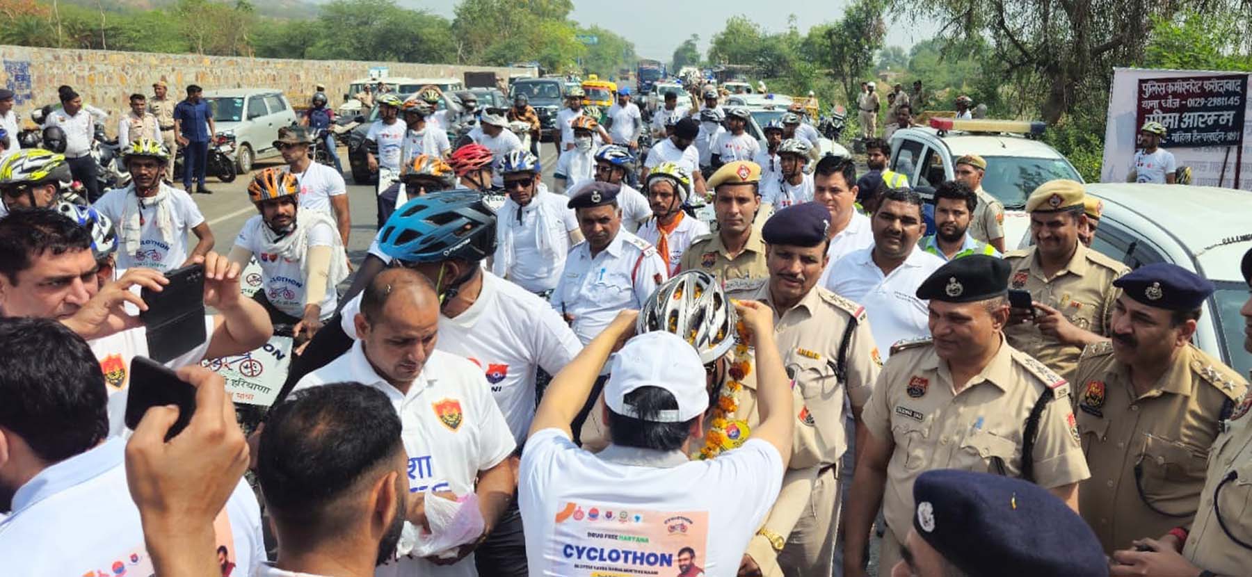 गुरुग्राम पहुंची ड्रग फ्री हरियाणा यात्रा का फरीदाबाद से गुरुग्राम जिला में प्रवेश करने पर स्वागत करते लोग। गुरुग्राम पहुंची ड्रग फ्री हरियाणा यात्रा का फरीदाबाद से गुरुग्राम जिला में प्रवेश करने पर स्वागत करते लोग।