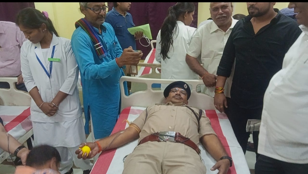 रक्तदान करते थानाध्यक्ष रक्तदान करते थानाध्यक्ष