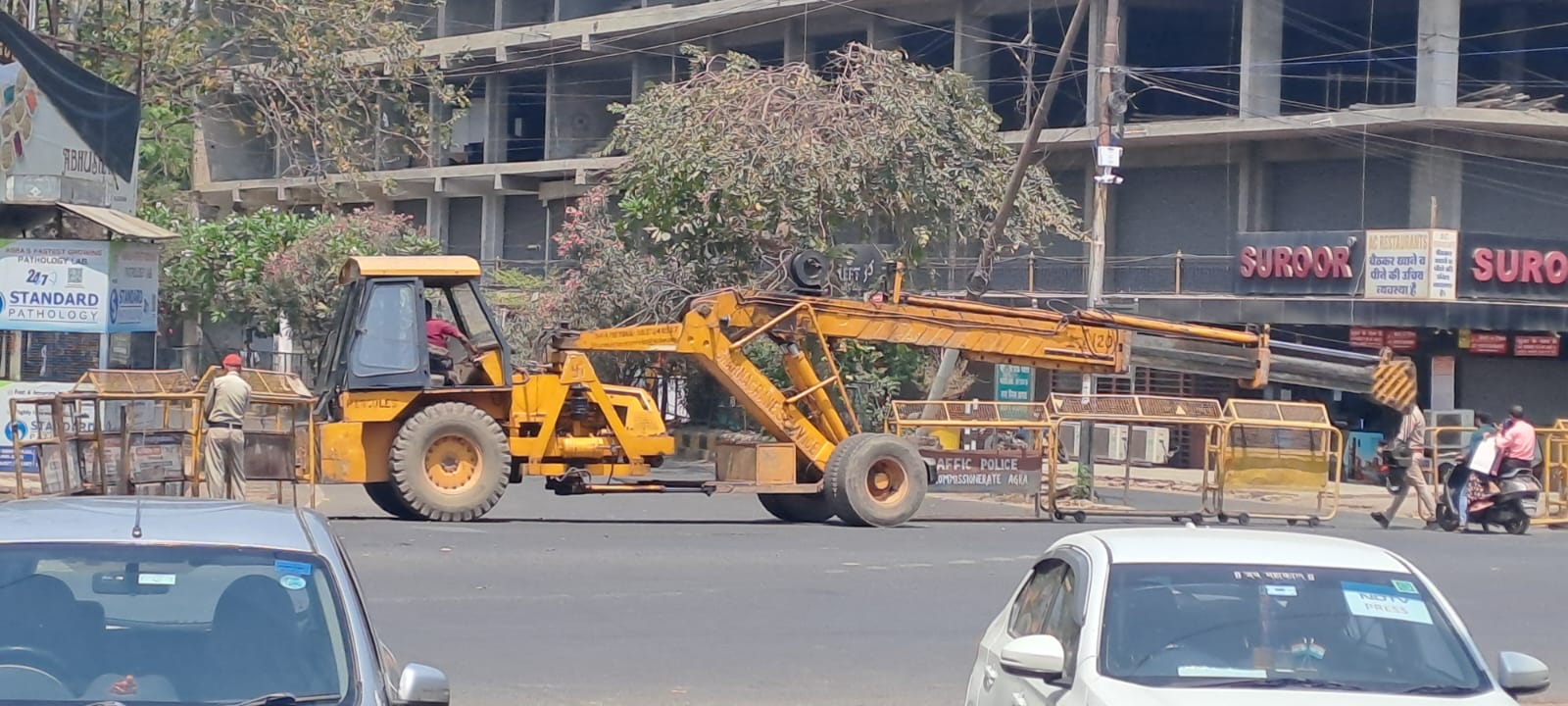 सांसद आवास पर बड़े वाहन लगाकर रोका गया अवागमन सांसद आवास पर बड़े वाहन लगाकर रोका गया अवागमन