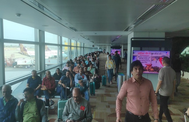 दिल्लीं हवाई अड्डे पर प्रतीक्षा कर रहे यात्रियों की तस्वीरें दिल्लीं हवाई अड्डे पर प्रतीक्षा कर रहे यात्रियों की तस्वीरें