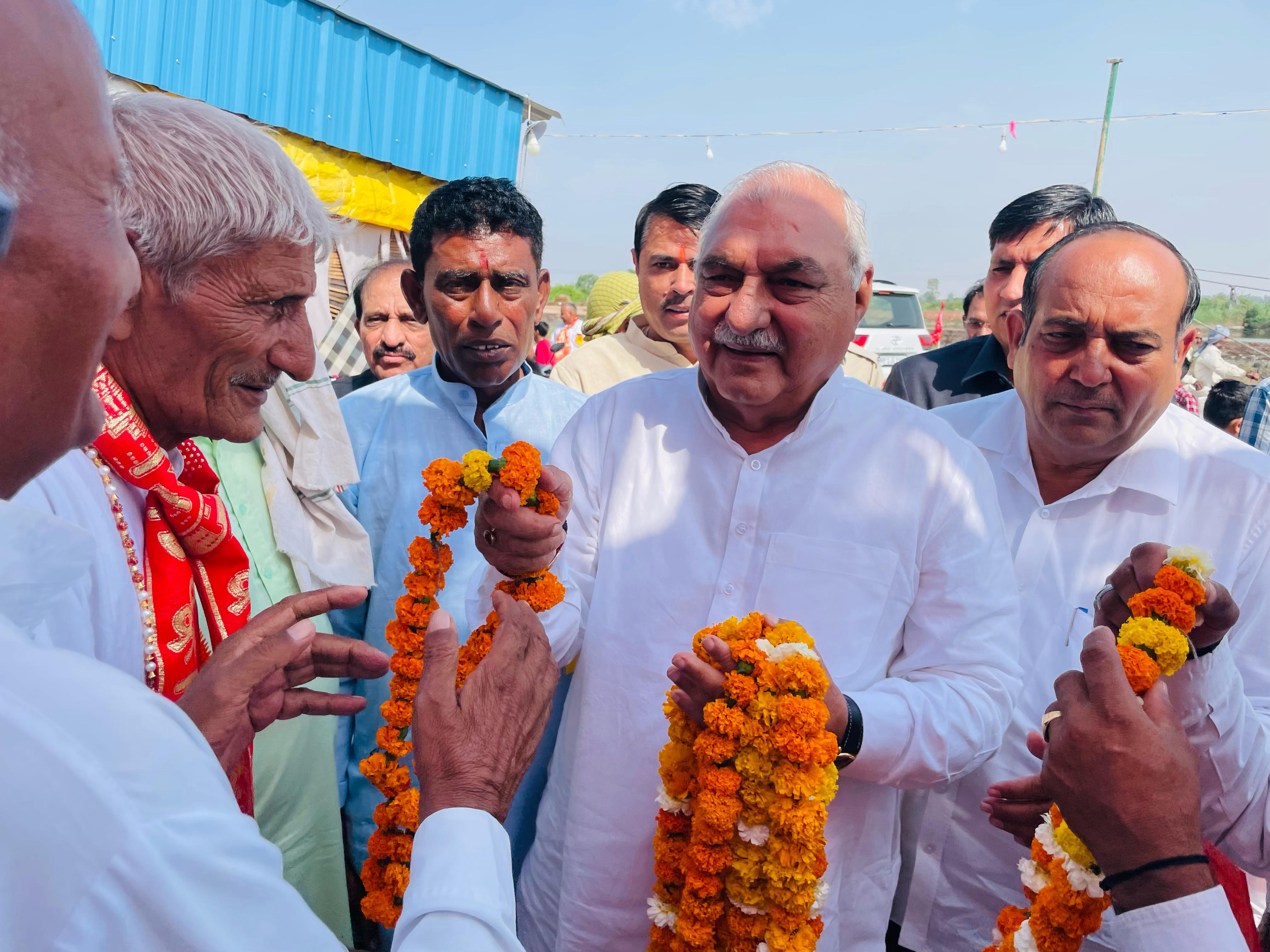 फोटो कैप्शन 12आरटीके4 : पूर्व मुख्यमंत्री भूपेन्द्र सिंह हुड्डा का स्वागत करते हुए ग्रामीण ---------- फोटो कैप्शन 12आरटीके4 : पूर्व मुख्यमंत्री भूपेन्द्र सिंह हुड्डा का स्वागत करते हुए ग्रामीण ----------