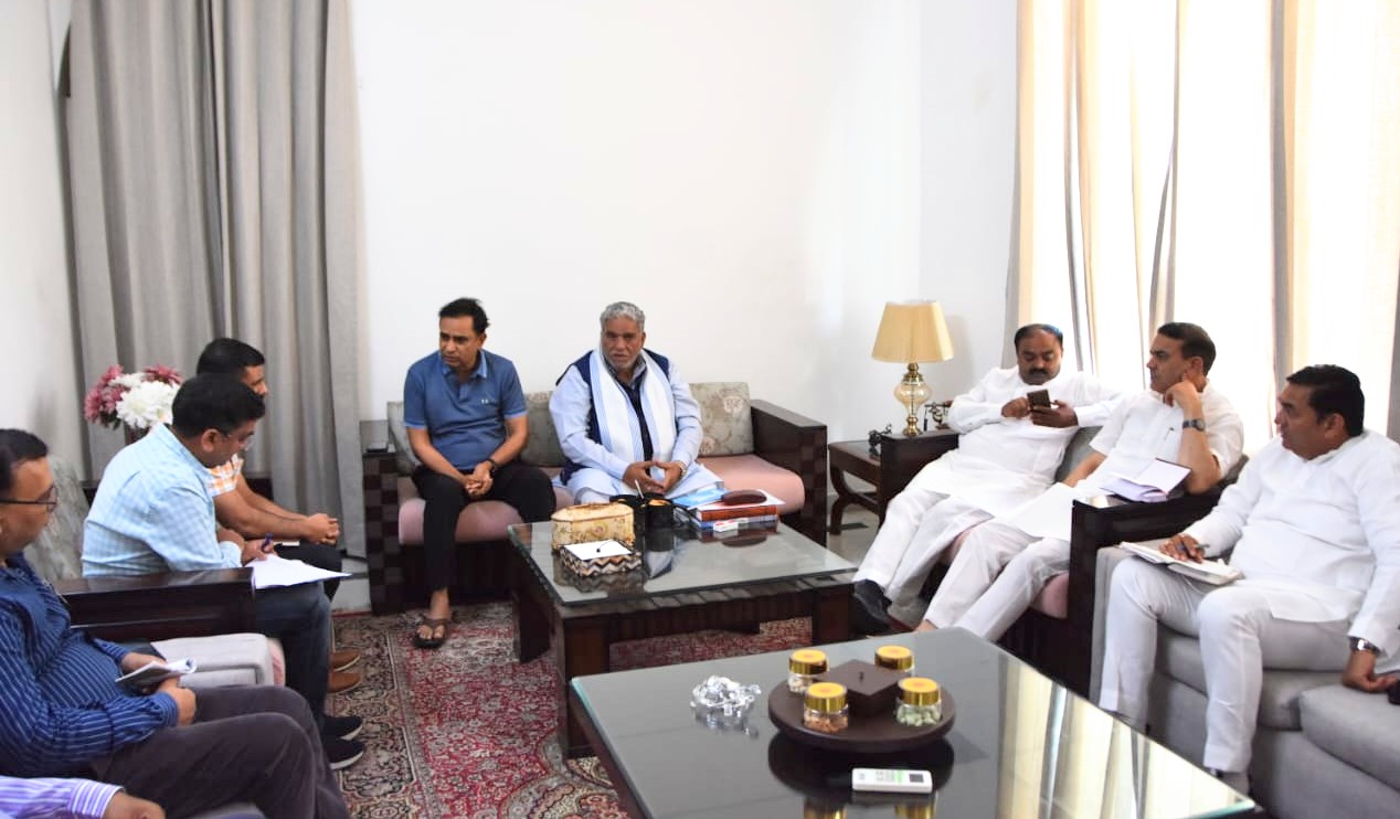 प्रधान मंत्री कार्यक्रम को लेकर अधिकारियों के बैठक लेते पंचायत मंत्री कृष्ण लाल पंवार प्रधान मंत्री कार्यक्रम को लेकर अधिकारियों के बैठक लेते पंचायत मंत्री कृष्ण लाल पंवार