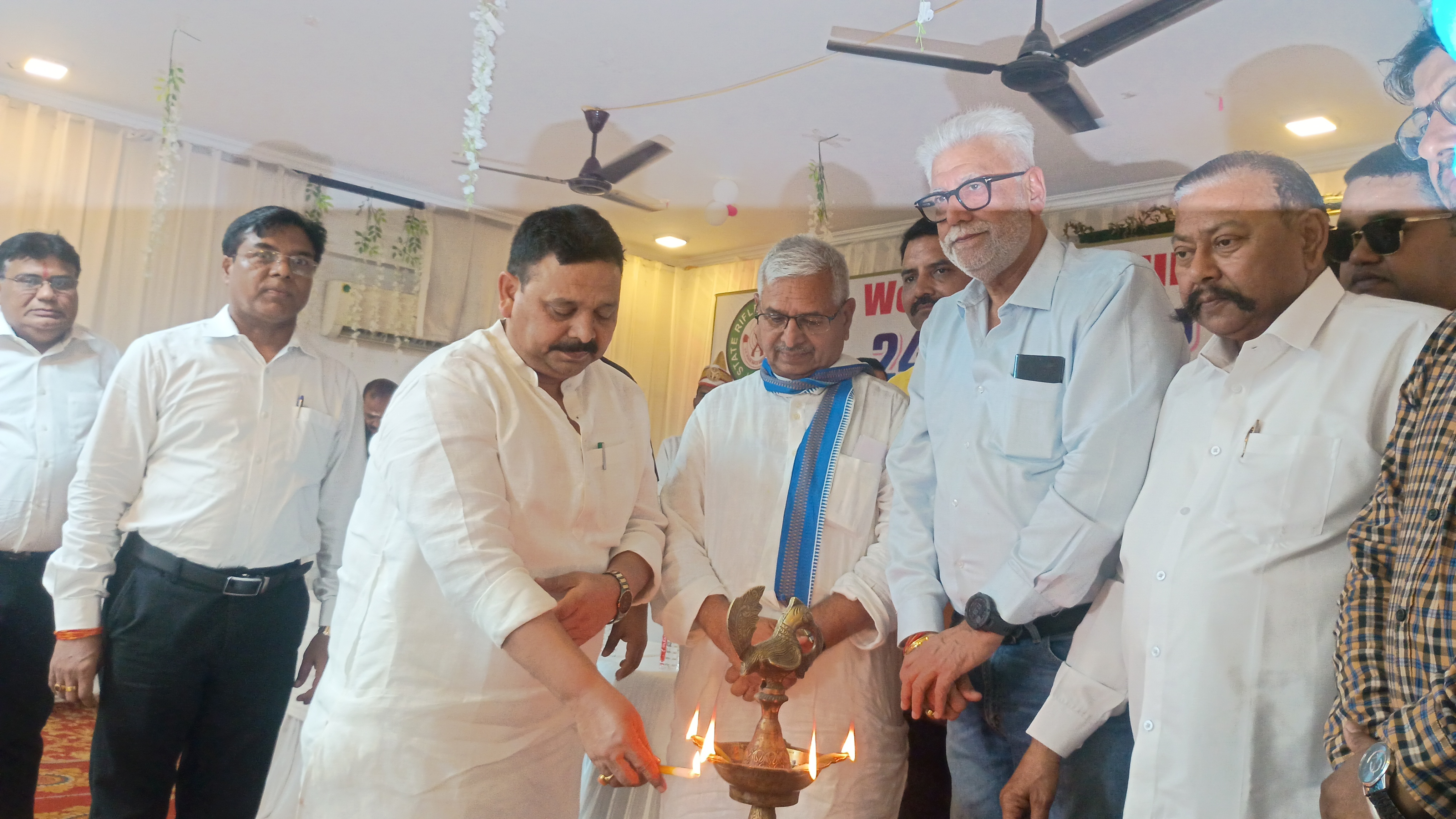 दीप प्रज्वलित करते हुए राज्य मंत्री दीप प्रज्वलित करते हुए राज्य मंत्री
