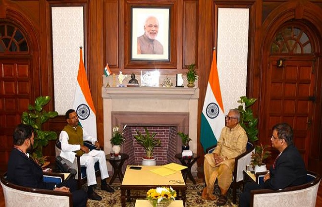 समिति के अध्यनक्ष के साथ वित्ति राज्यमंत्री पंकज चौधरी