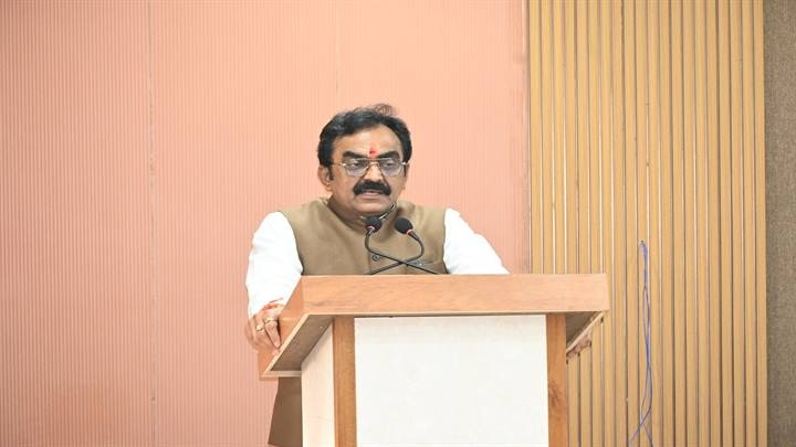 अध्ययन यात्रा पर जबलपुर पहुंचे जनजातीय बच्चों के साथ संवाद अध्ययन यात्रा पर जबलपुर पहुंचे जनजातीय बच्चों के साथ संवाद