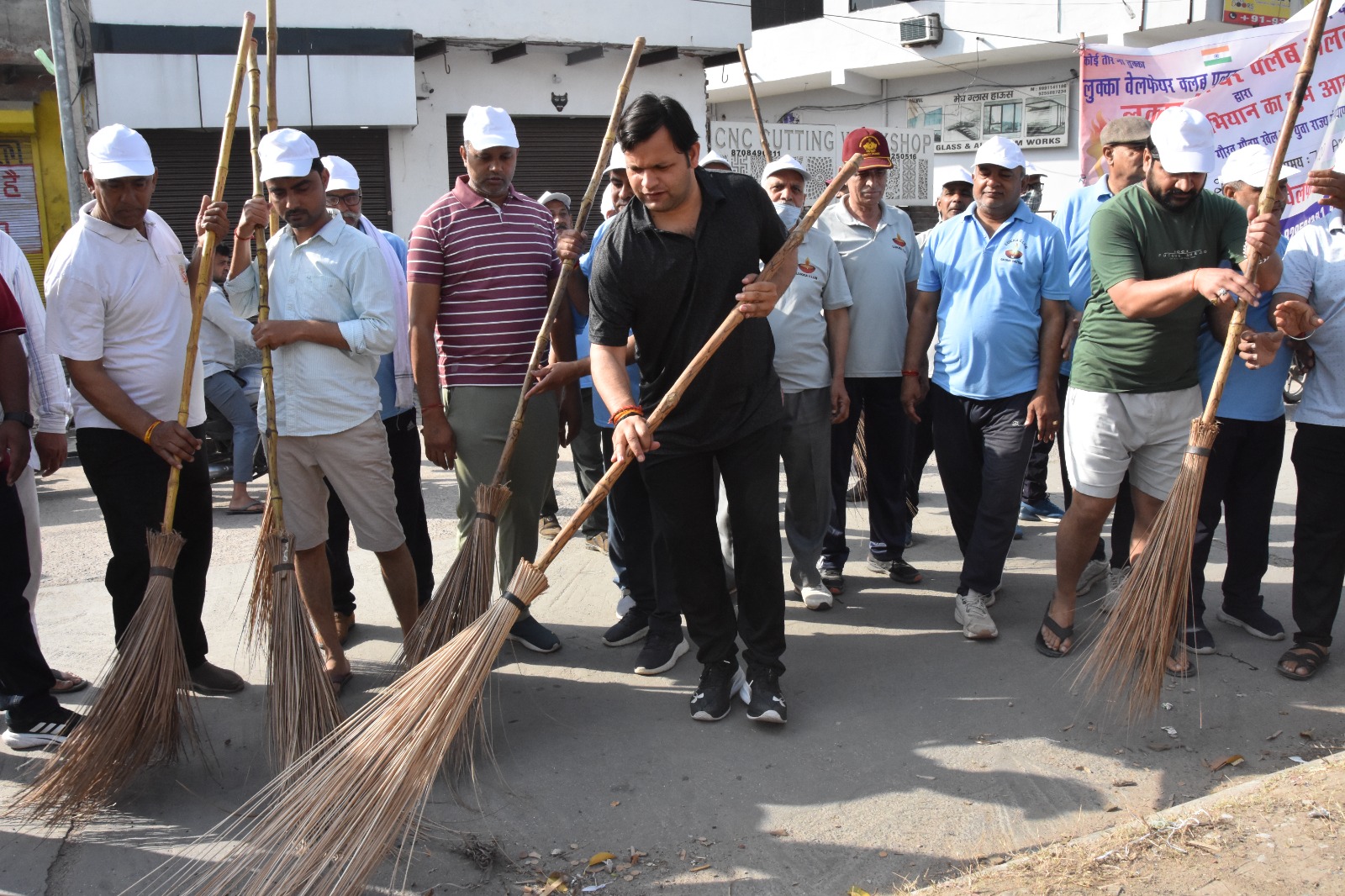 पलवल को साफ और स्वच्छ बनाने के लिए दी जा रही हर प्रकार की सुविधाएं : खेल मंत्री पलवल को साफ और स्वच्छ बनाने के लिए दी जा रही हर प्रकार की सुविधाएं : खेल मंत्री