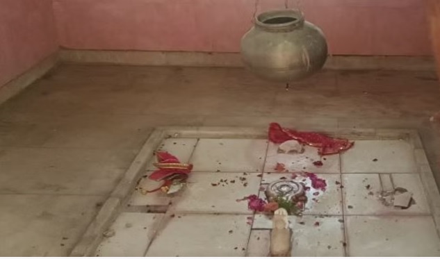 धार्मिक आस्था पर फिर हमला:असामाजिक तत्वों ने की शिव मंदिर में मूर्तियों को खंडित धार्मिक आस्था पर फिर हमला:असामाजिक तत्वों ने की शिव मंदिर में मूर्तियों को खंडित