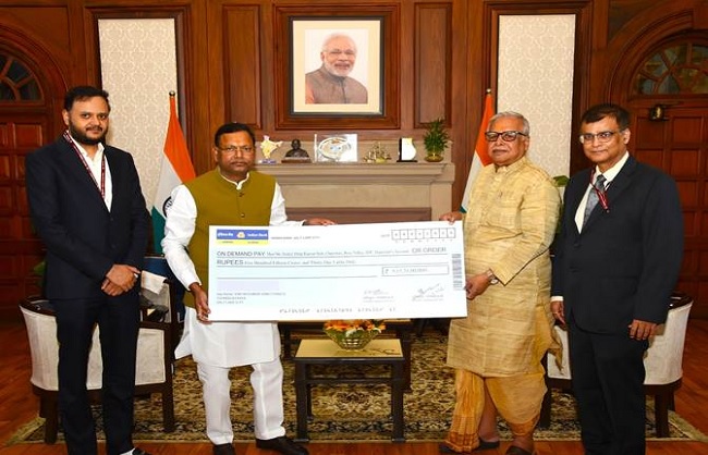 जस्टिस डी. के. सेठ को 515.31 करोड़ रुपये का डिमांड ड्राफ्ट सौंपते पंकज चौधरी जस्टिस डी. के. सेठ को 515.31 करोड़ रुपये का डिमांड ड्राफ्ट सौंपते पंकज चौधरी