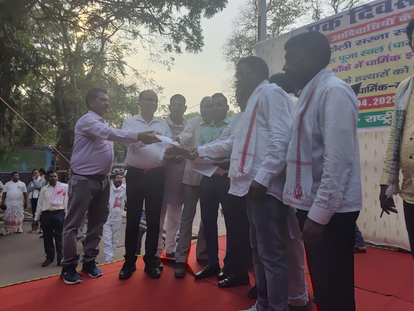 धरना प्रदर्शन करते आदिवासी समुदाय के लोगों की तस्वीर धरना प्रदर्शन करते आदिवासी समुदाय के लोगों की तस्वीर