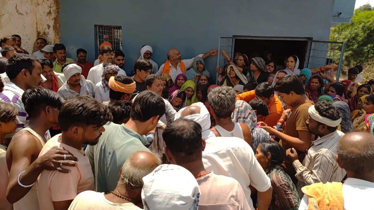 बाइक सवार पिता पुत्री को स्कूल बस ने कुचला पिता की मौत, बेटी गंभीर बाइक सवार पिता पुत्री को स्कूल बस ने कुचला पिता की मौत, बेटी गंभीर