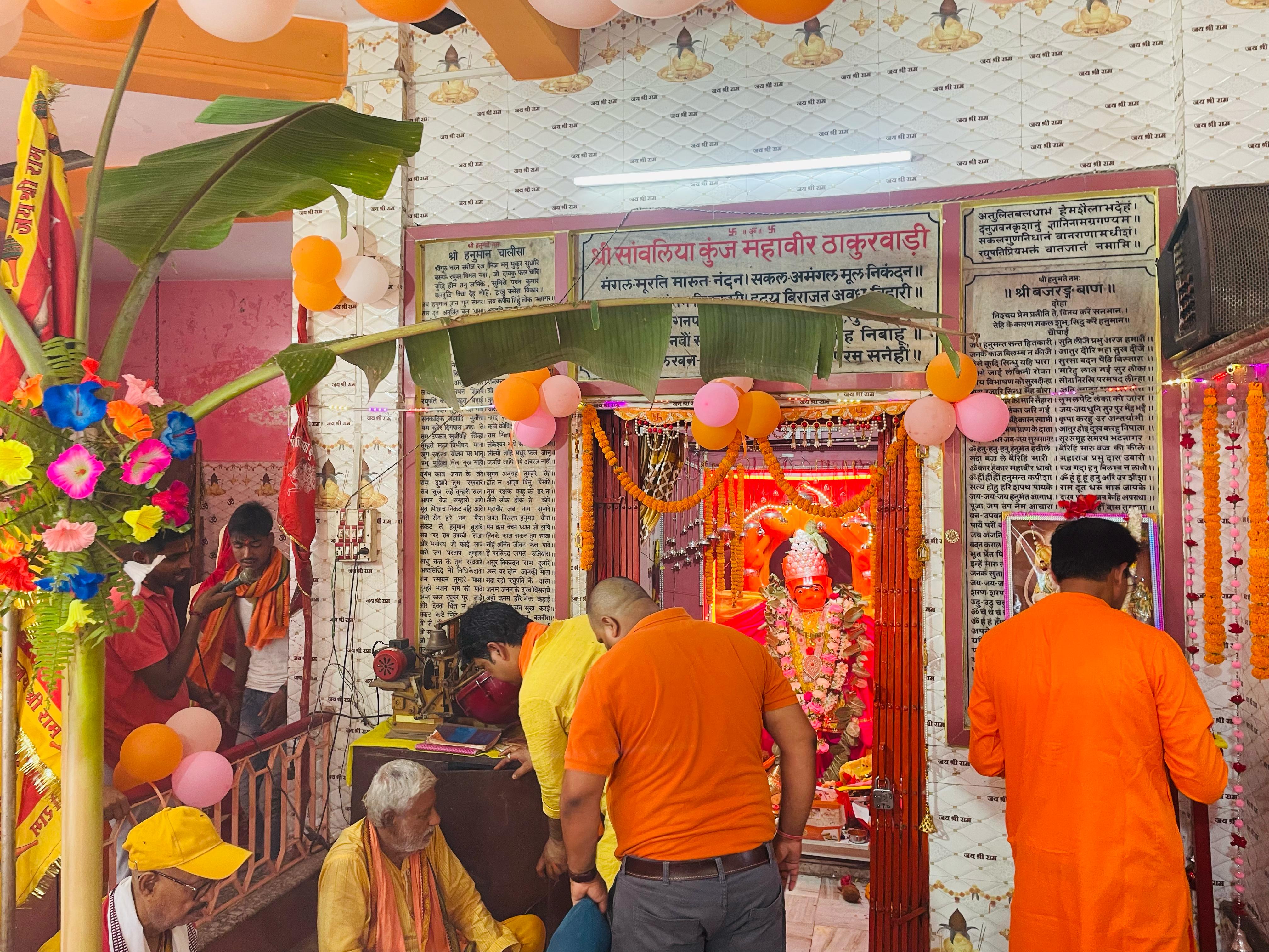 हनुमान जयंती पर मंदिरों में उमड़ा भक्तों का जनसैलाब हनुमान जयंती पर मंदिरों में उमड़ा भक्तों का जनसैलाब