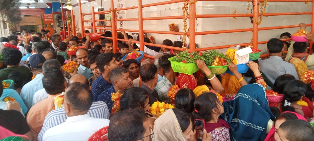 मां विंध्यवासिनी की आरती। दर्शन को उमडे श्रद्धालु। मां विंध्यवासिनी की आरती। दर्शन को उमडे श्रद्धालु।