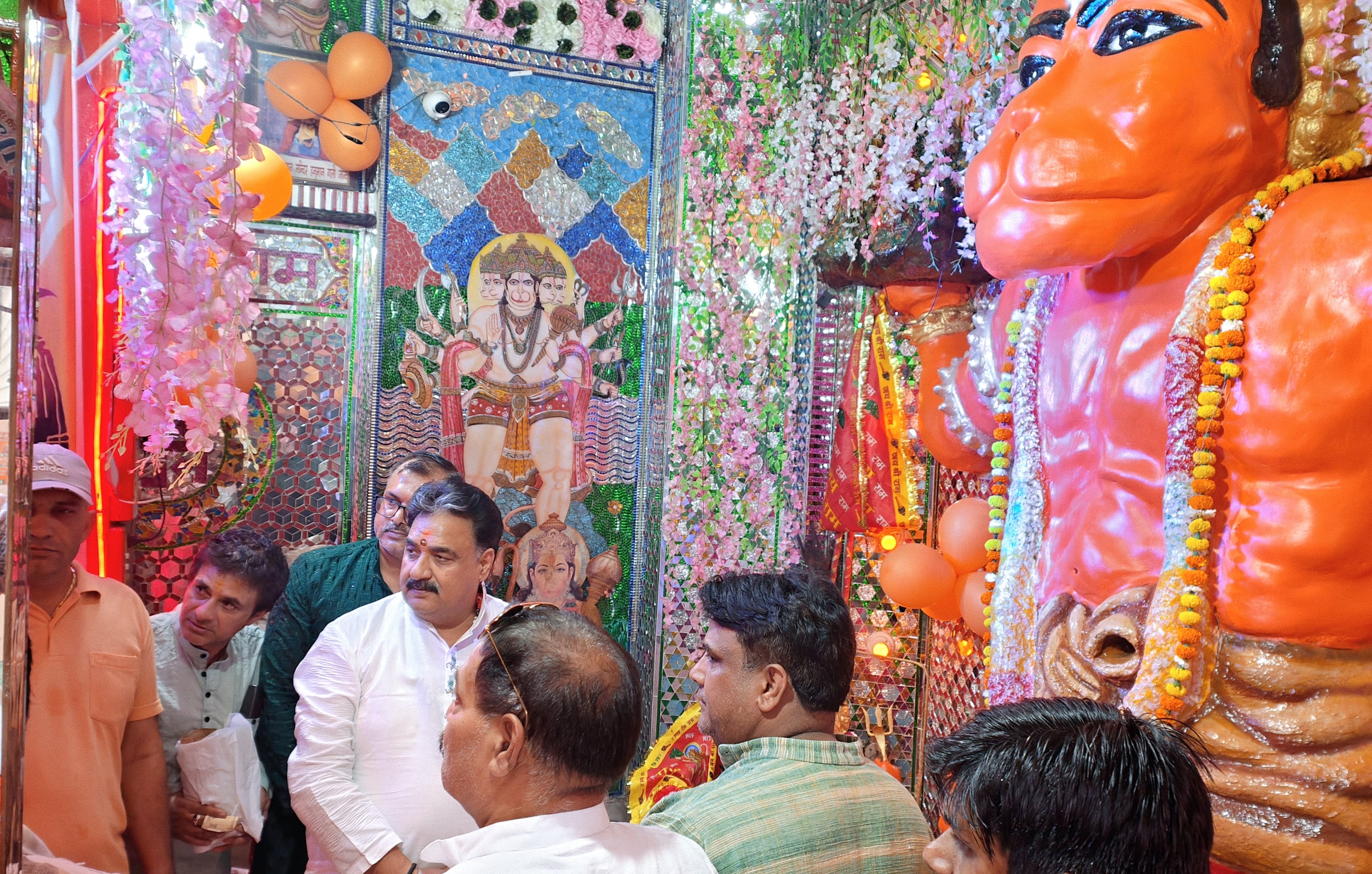 हनुमान मंदिर में पूजा अर्चना करते हुए डिप्टी स्पीकर डा. कृष्ण मिड्ढा। हनुमान मंदिर में पूजा अर्चना करते हुए डिप्टी स्पीकर डा. कृष्ण मिड्ढा।