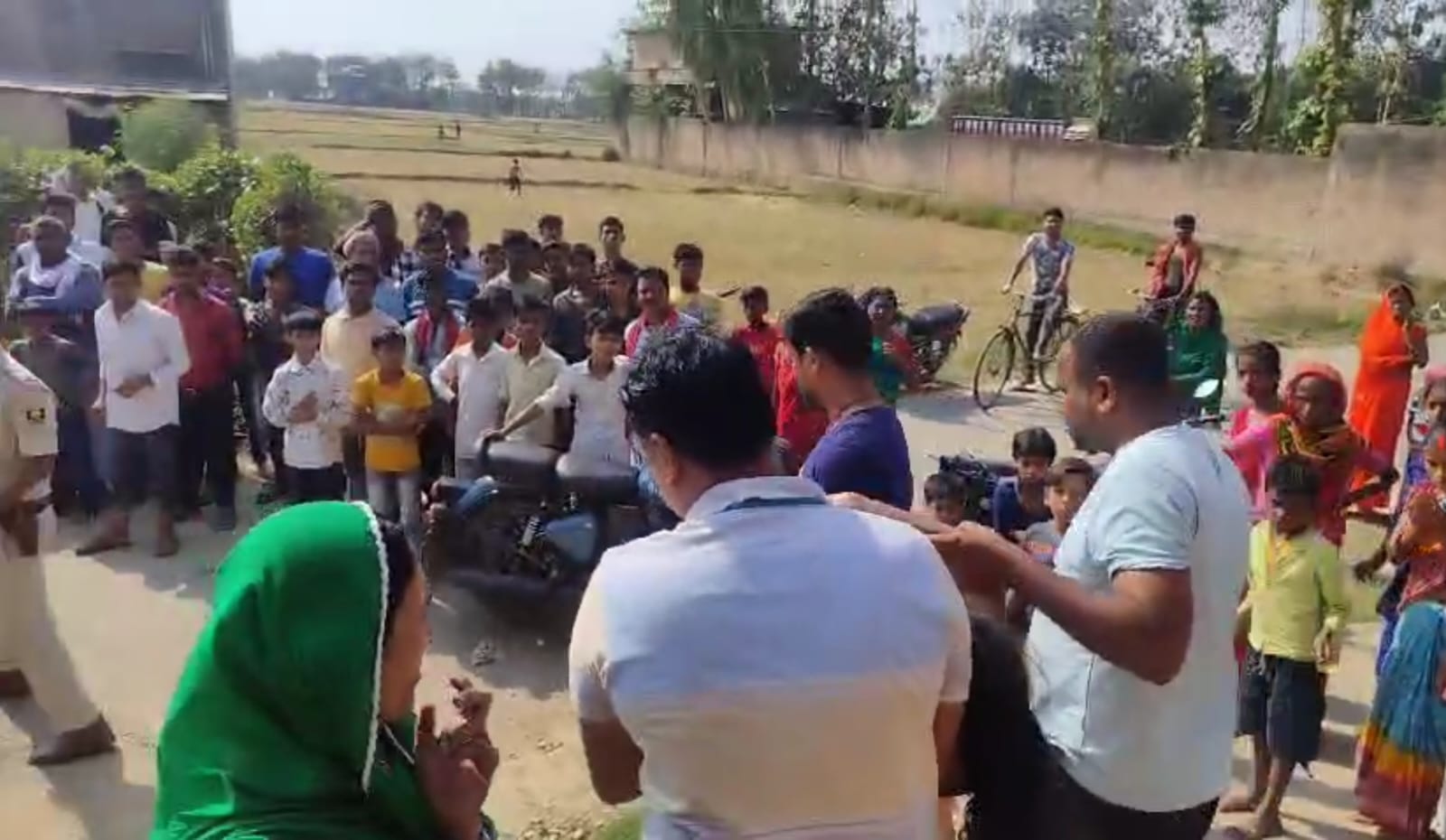 घटना की सूचना पर जुटी लोगो की भीड़ घटना की सूचना पर जुटी लोगो की भीड़