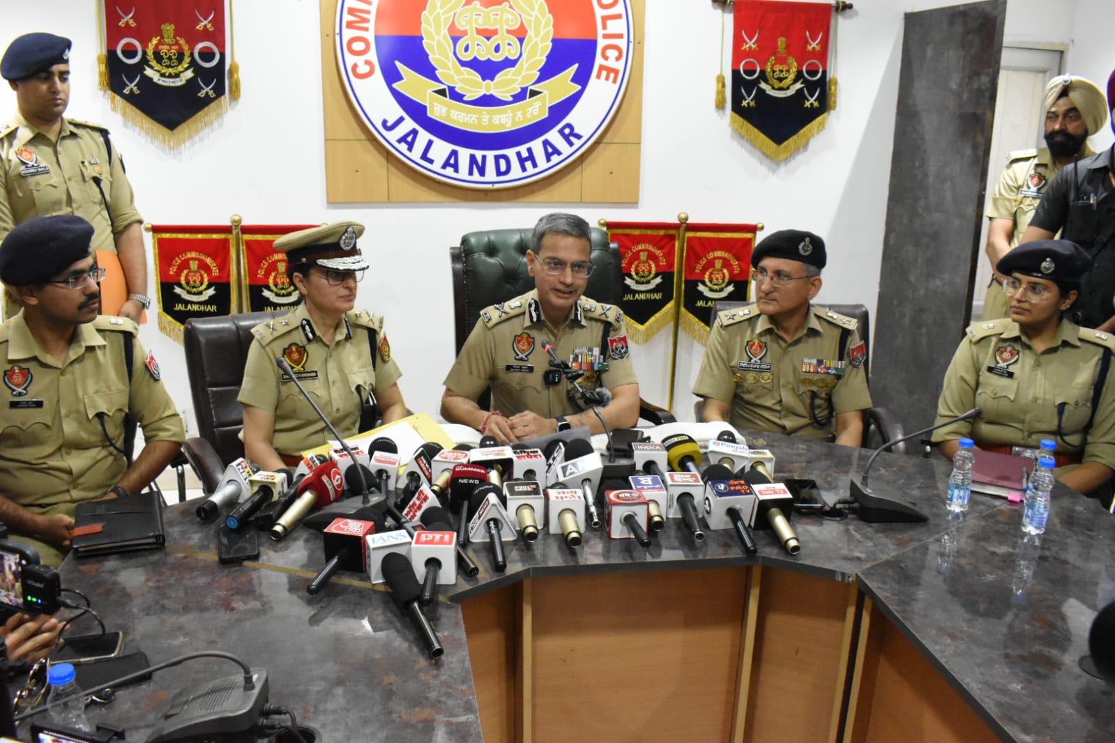 पंजाब पुलिस महानिदेशक गाैरव यादव पत्रकाराें से बातचीत करते हुए पंजाब पुलिस महानिदेशक गाैरव यादव पत्रकाराें से बातचीत करते हुए