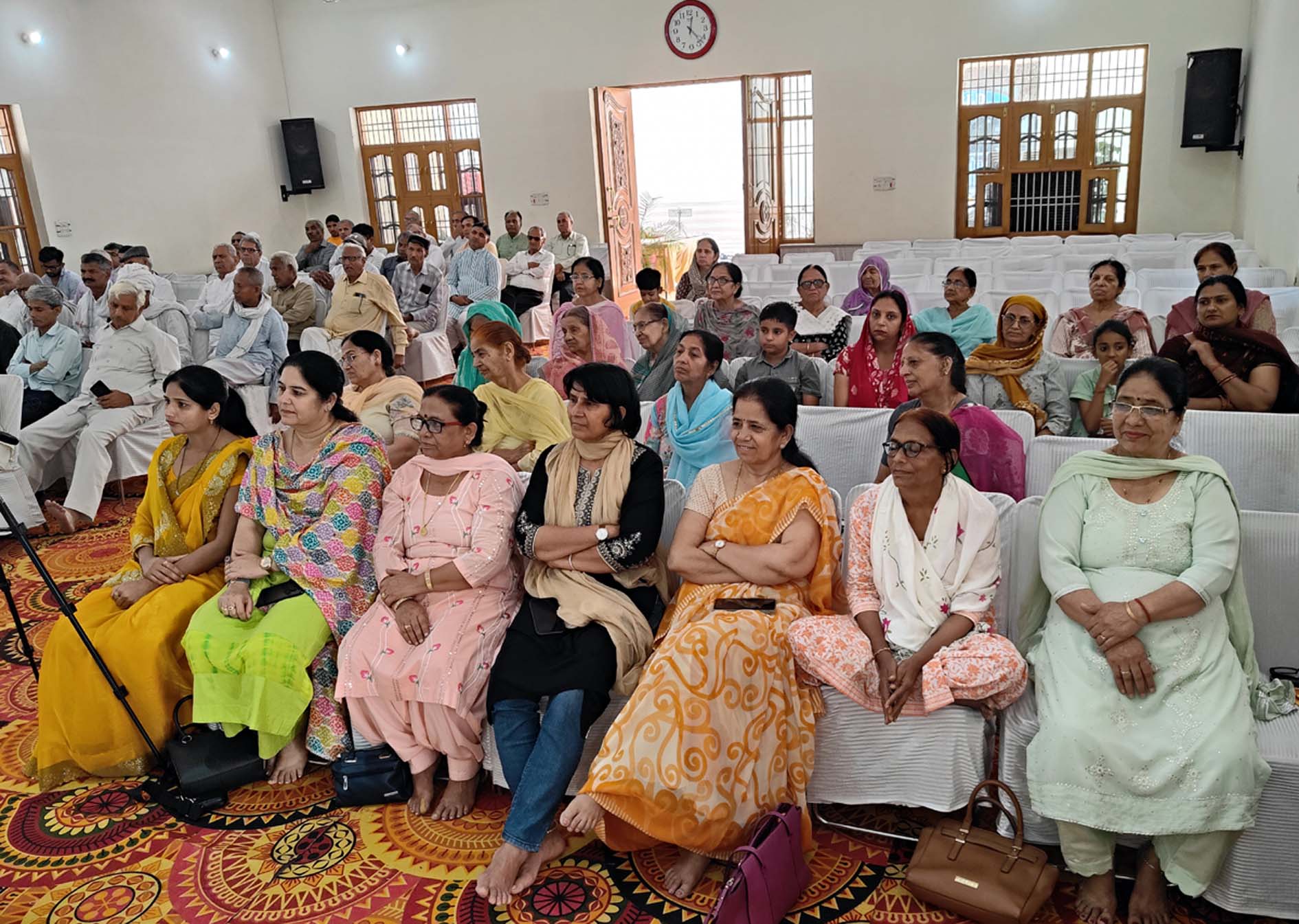 आर्य समाज मॉडल टाऊन में आयोजित वेद कथा में उपस्थित श्रद्धालु। आर्य समाज मॉडल टाऊन में आयोजित वेद कथा में उपस्थित श्रद्धालु।