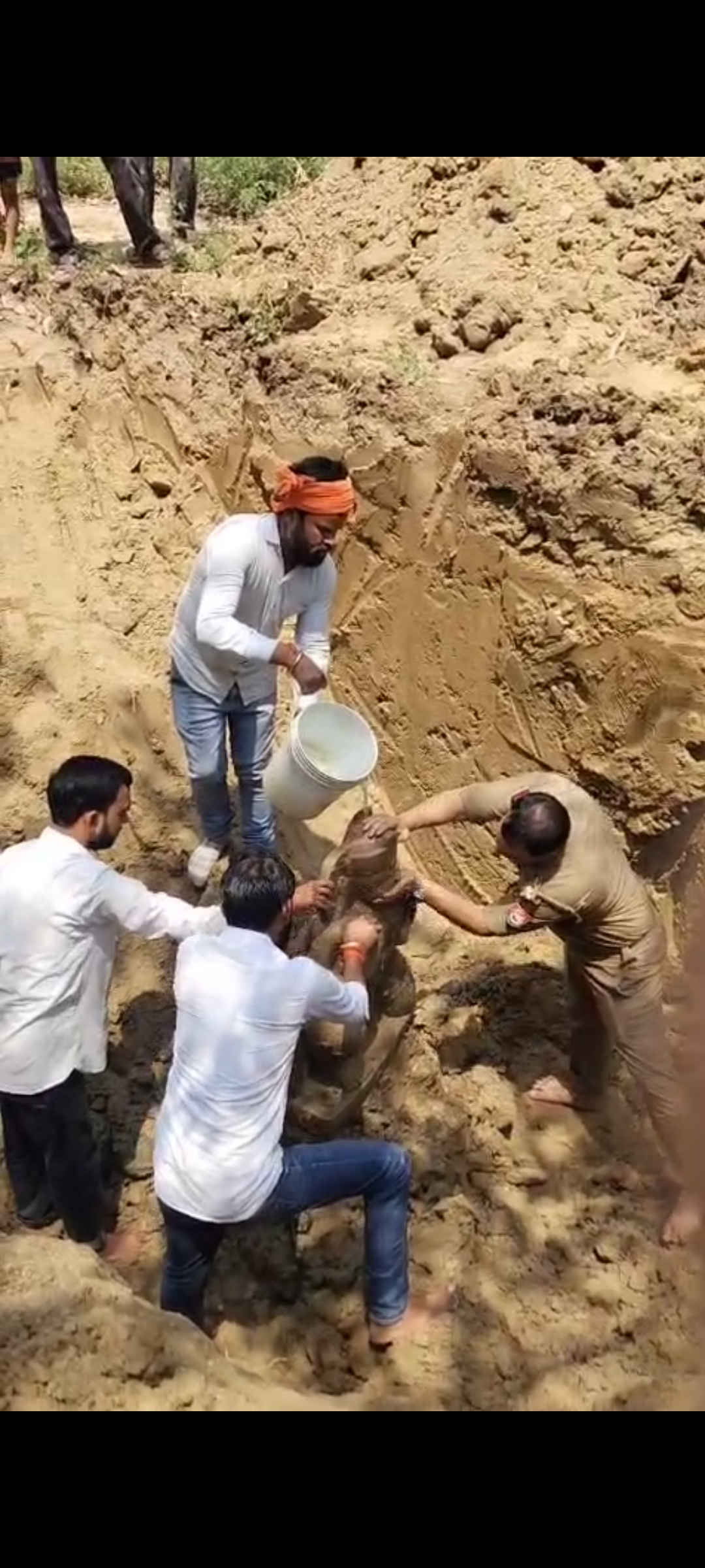 मिली प्राचीन हनुमान जी की मूर्ति मिली प्राचीन हनुमान जी की मूर्ति